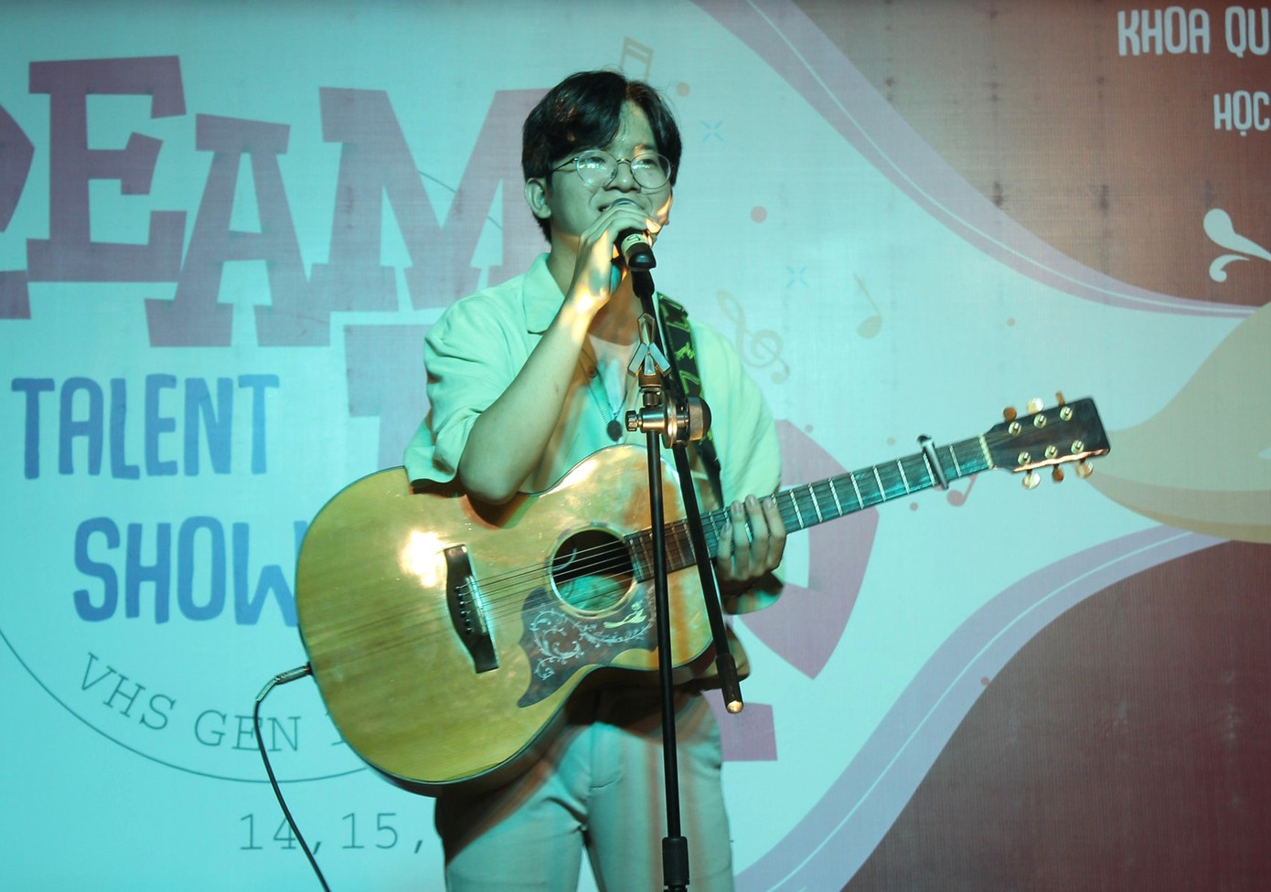 Thái Tuấn góp giọng trong một chương trình tại Trường Đại học Văn hóa TPHCM. Ảnh: NVCC