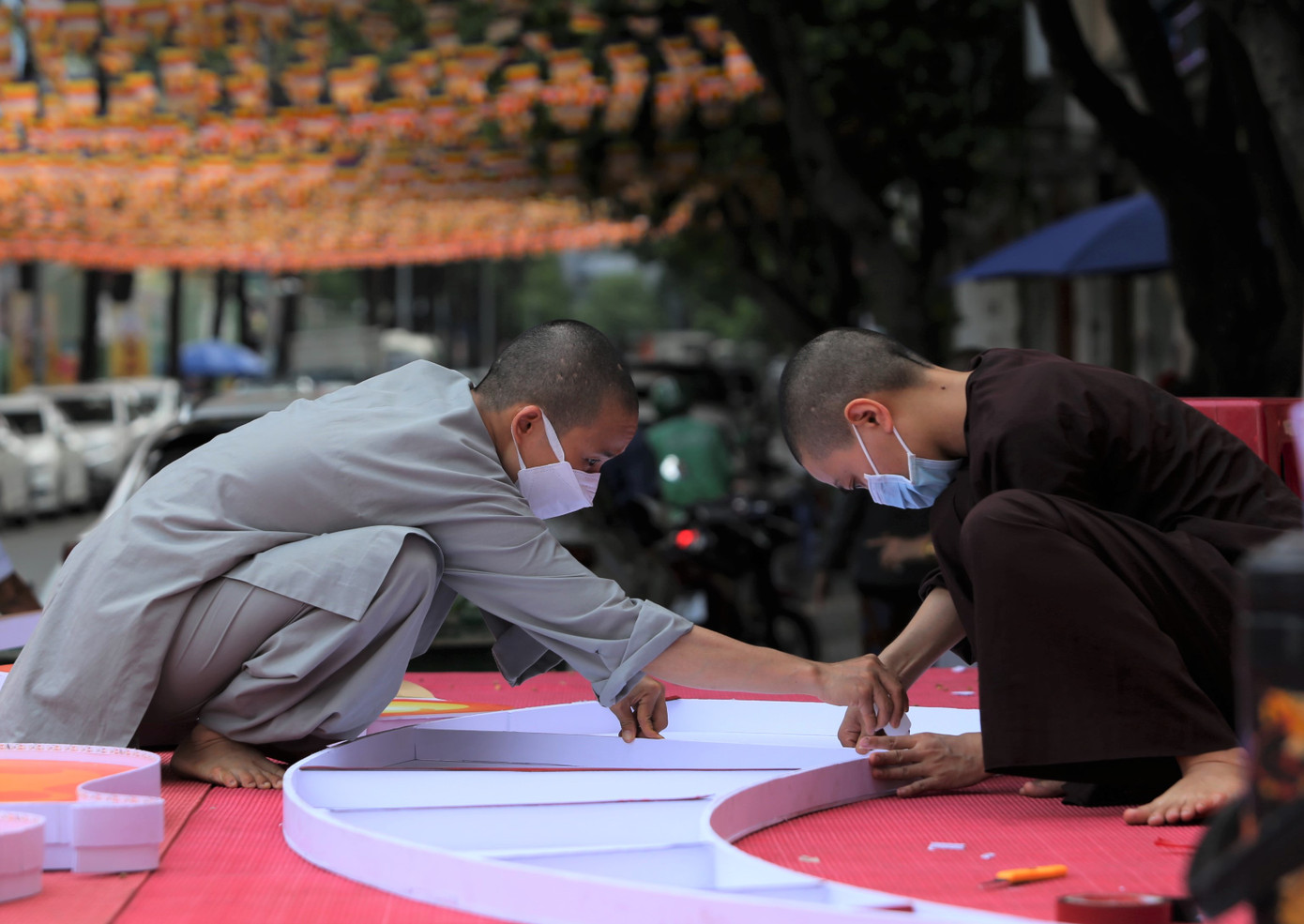 Mỗi người mỗi việc đều cố gắng đóng góp công sức vào hoạt động phật sự của nhà chùa nhân mùa Phật đản.