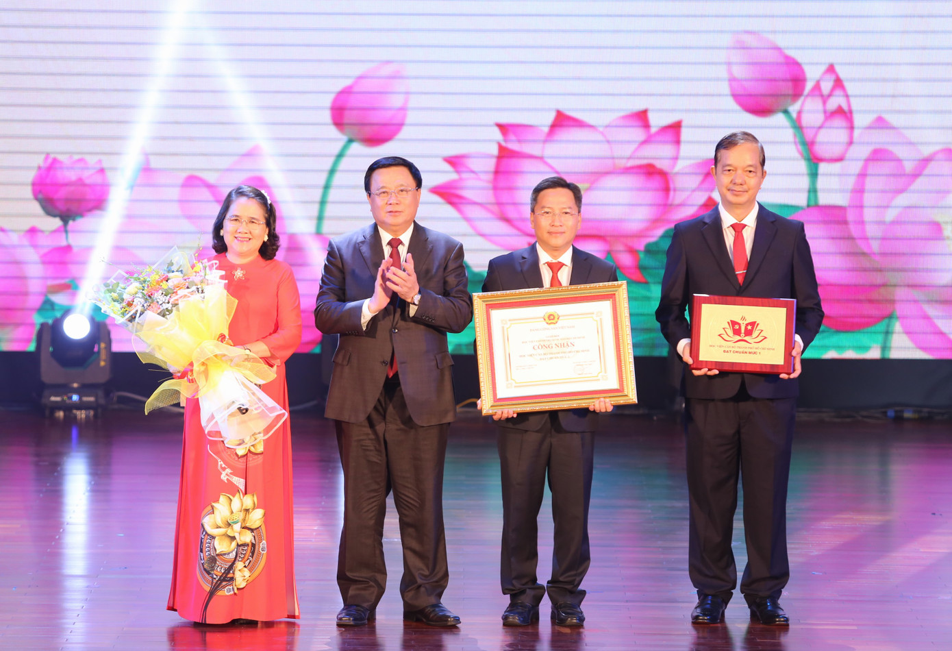 Giám đốc Học viện Chính trị quốc gia Hồ Chí Minh Nguyễn Xuân Thắng trao bằng công nhận đạt chuẩn mức 1 cho lãnh đạo Học viện Cán bộ TPHCM. Ảnh: Ngô Tùng