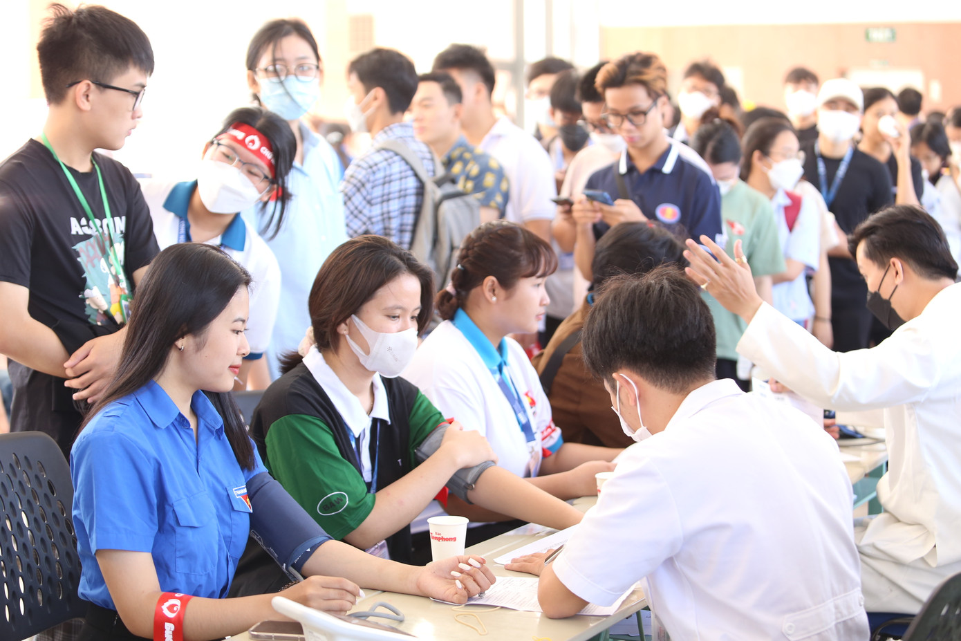 Dù là Chủ nhật, hàng trăm bạn đoàn viên thanh niên, sinh viên của Trường Đại học KHXH&NV TPHCM và ngôi trường "hàng xóm" Đại học Khoa học Công nghệ thông tin đã thu xếp đến sớm để hiến máu. Dù là Chủ nhật, hàng trăm bạn đoàn viên thanh niên, sinh viên của Trường Đại học KHXH&NV TPHCM và ngôi trường "hàng xóm" Đại học Khoa học Công nghệ thông tin đã thu xếp đến sớm để hiến máu.