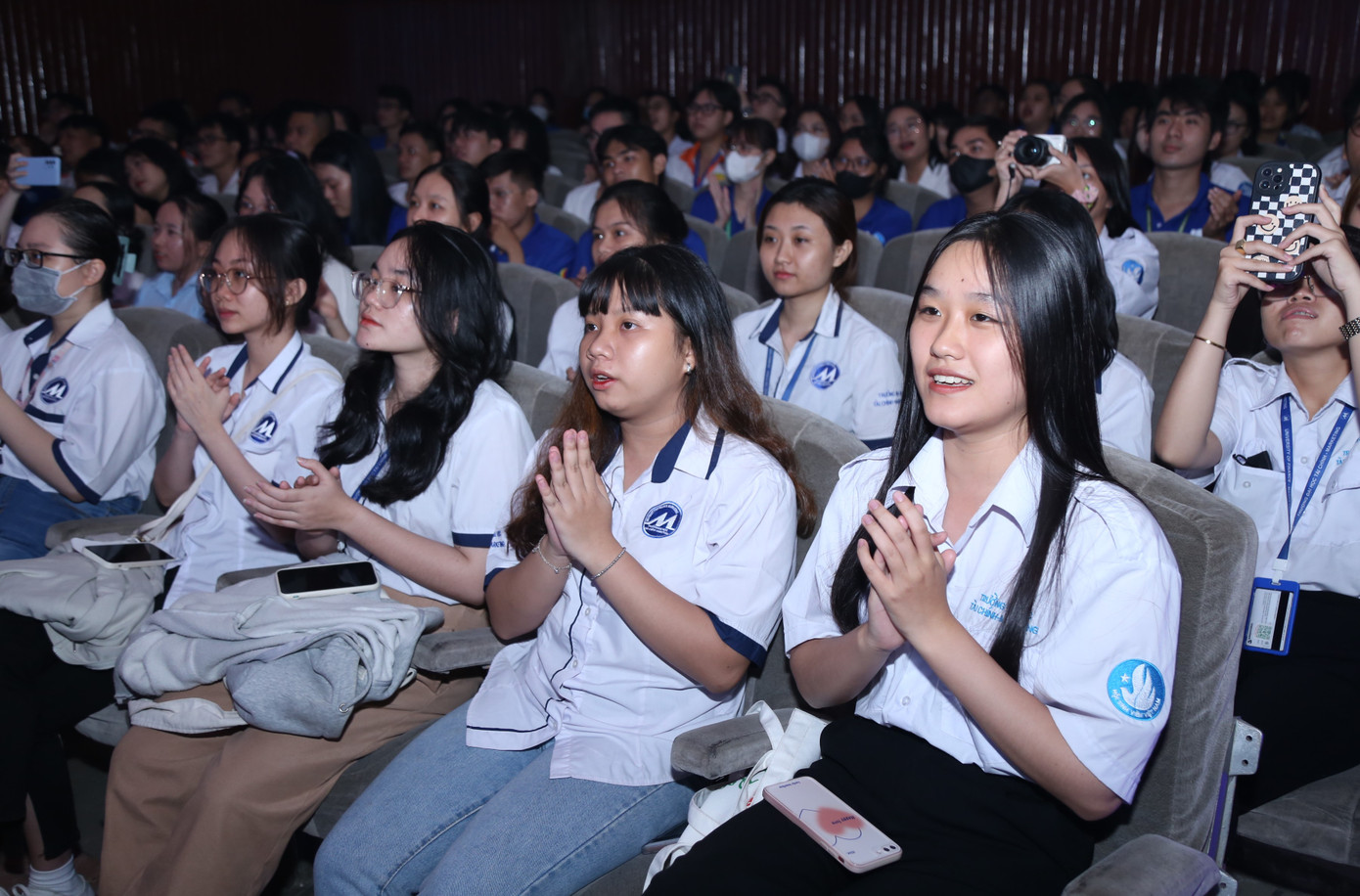 Bạn trẻ hòa nhịp cùng các ca khúc gắn liền với tuổi trẻ, với thời thanh niên, sinh viên sôi nổi. Bạn trẻ hòa nhịp cùng các ca khúc gắn liền với tuổi trẻ, với thời thanh niên, sinh viên sôi nổi.