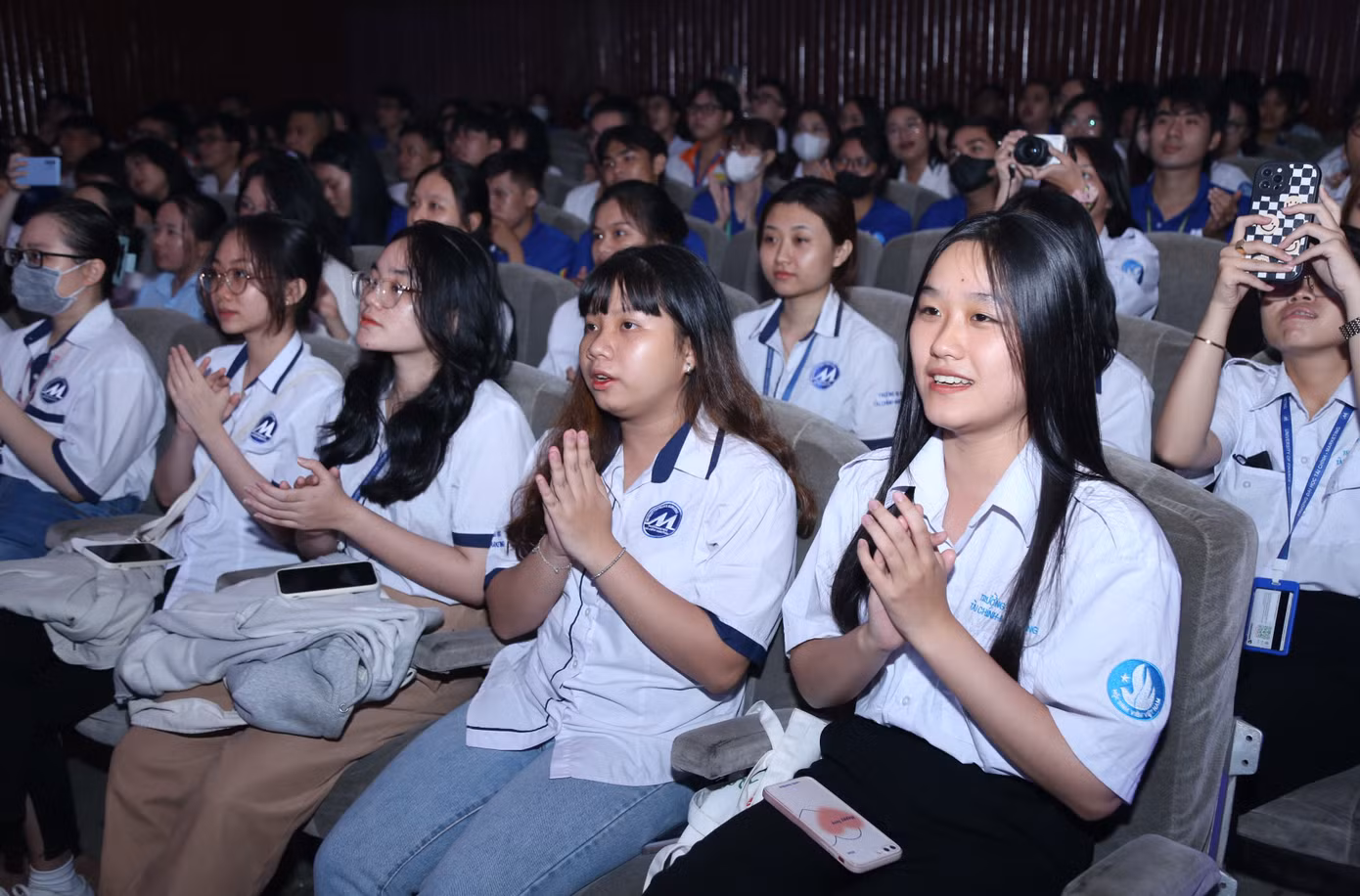 Bạn trẻ hòa nhịp cùng các ca khúc gắn liền với tuổi trẻ, với thời thanh niên, sinh viên sôi nổi.