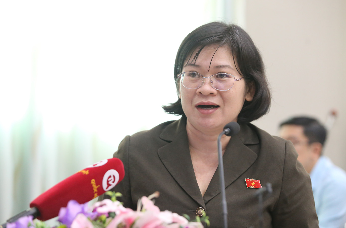 Bà Văn Thị Bạch Tuyết trao đổi với cử tri. Ảnh: Ngô Tùng. Bà Văn Thị Bạch Tuyết trao đổi với cử tri. Ảnh: Ngô Tùng.