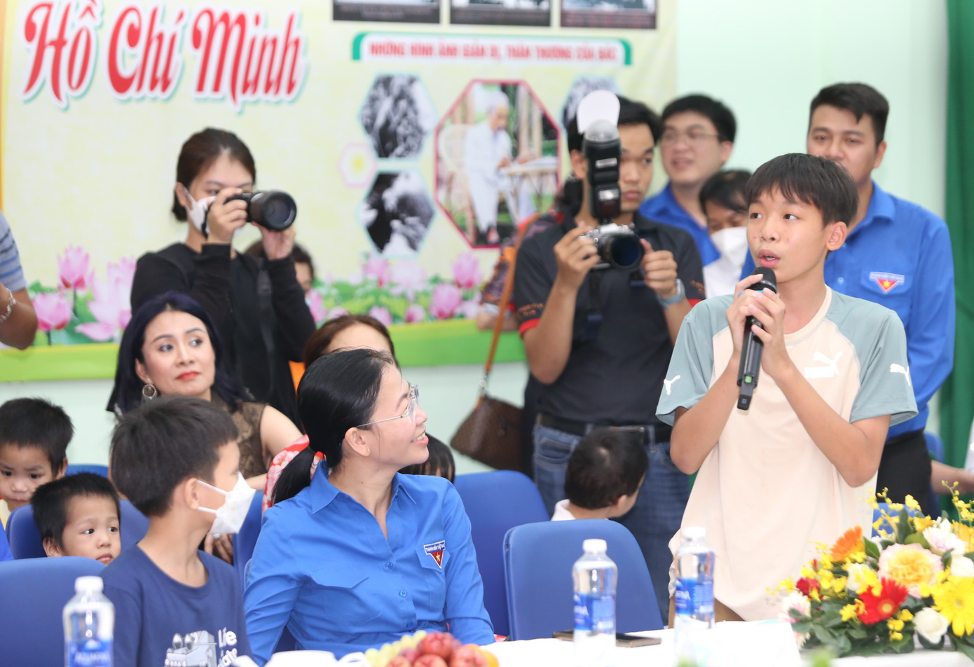 Các em thiếu nhi bày tỏ nguyện vọng với Phó Thủ tướng Trần Lưu Quang