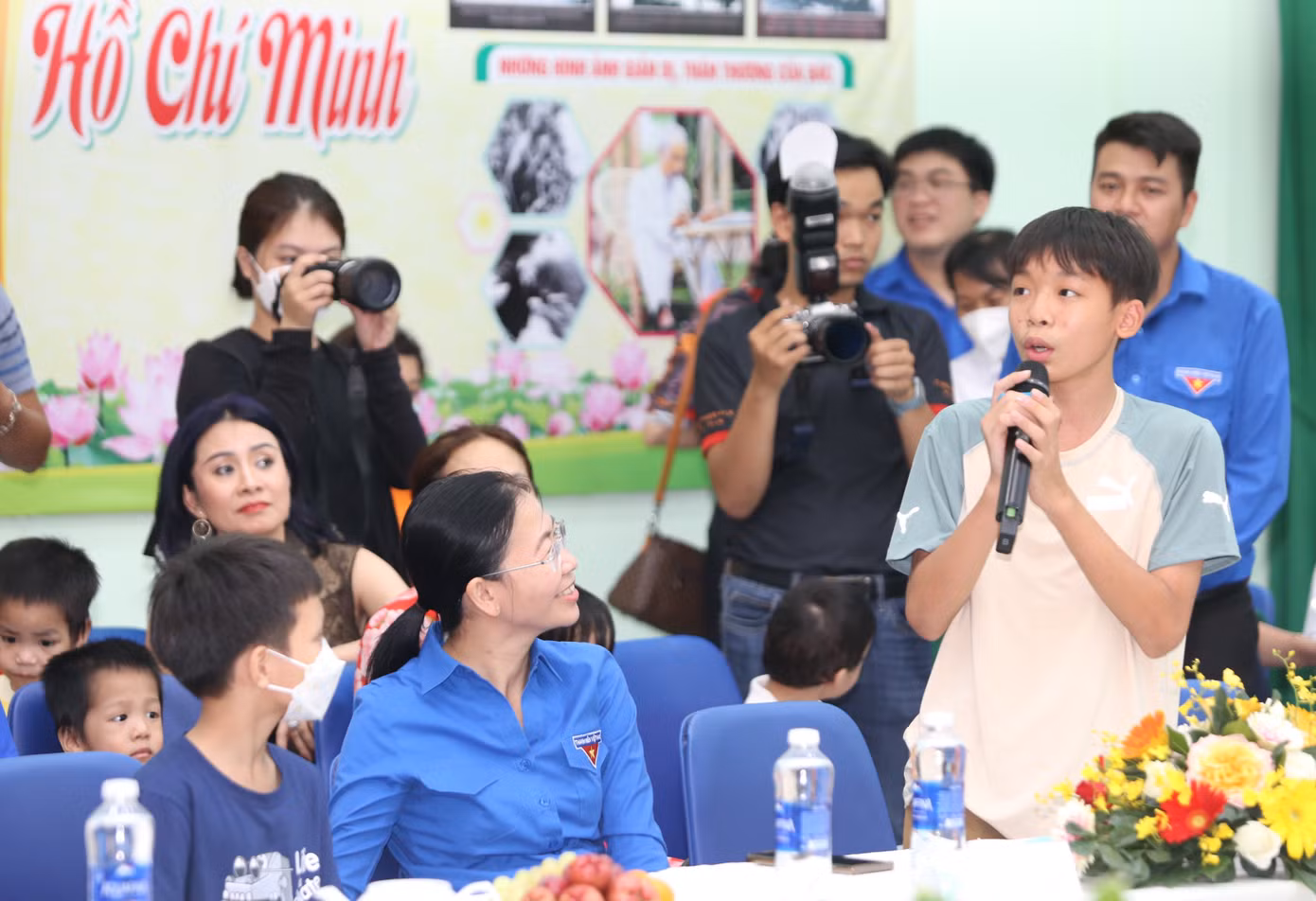 Các em thiếu nhi bày tỏ nguyện vọng với Phó Thủ tướng Trần Lưu Quang Các em thiếu nhi bày tỏ nguyện vọng với Phó Thủ tướng Trần Lưu Quang
