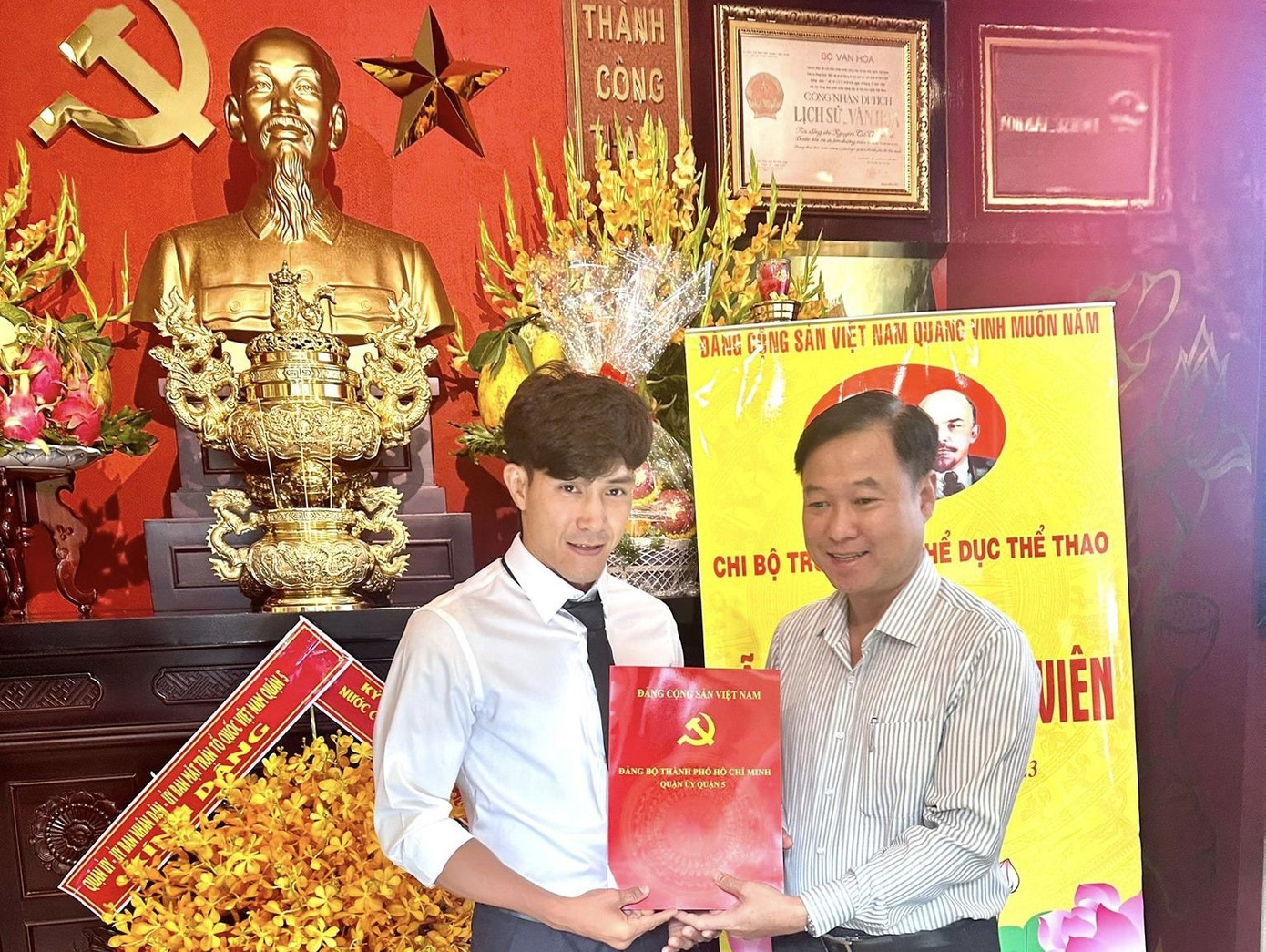 Ông Lê Tấn Tài, Uỷ viên Ban Thường vụ Quận uỷ, Chủ tịch Uỷ ban MTTQ Việt Nam quận 5 trao quyết định công nhận đảng viên cho VĐV quốc gia Nguyễn Trần Duy Nhất. Ảnh: Mặt trận Quận 5 Ông Lê Tấn Tài, Uỷ viên Ban Thường vụ Quận uỷ, Chủ tịch Uỷ ban MTTQ Việt Nam quận 5 trao quyết định công nhận đảng viên cho VĐV quốc gia Nguyễn Trần Duy Nhất. Ảnh: Mặt trận Quận 5