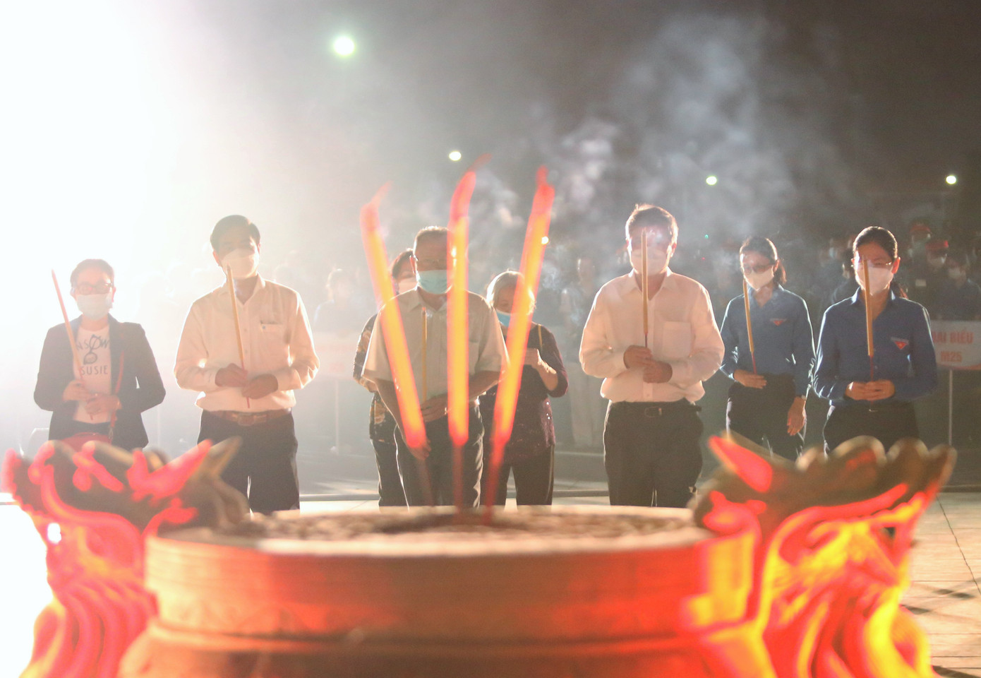 Đại diện lãnh đạo, tuổi trẻ TPHCM dâng hương tri ân các thế hệ cha anh đã ngã xuống vì nền độc lập, tự do của dân tộc.