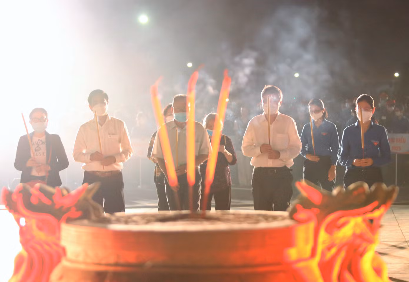 Đại diện lãnh đạo, tuổi trẻ TPHCM dâng hương tri ân các thế hệ cha anh đã ngã xuống vì nền độc lập, tự do của dân tộc.