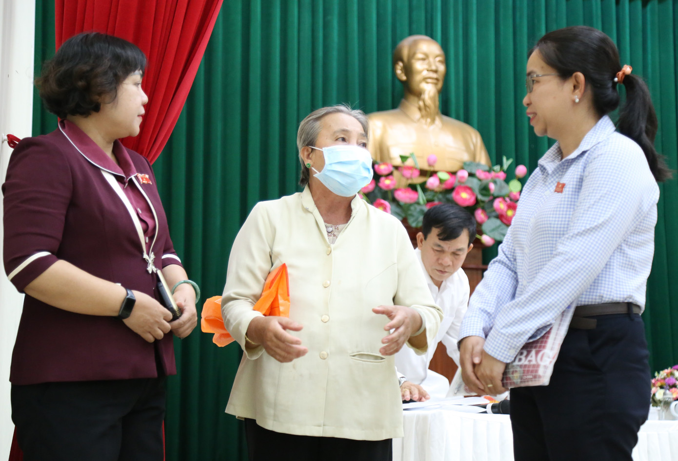 Cán bộ công chức TP. Thủ Đức trong một buổi tiếp xúc cử tri trên địa bàn. Ảnh: Ngô Tùng