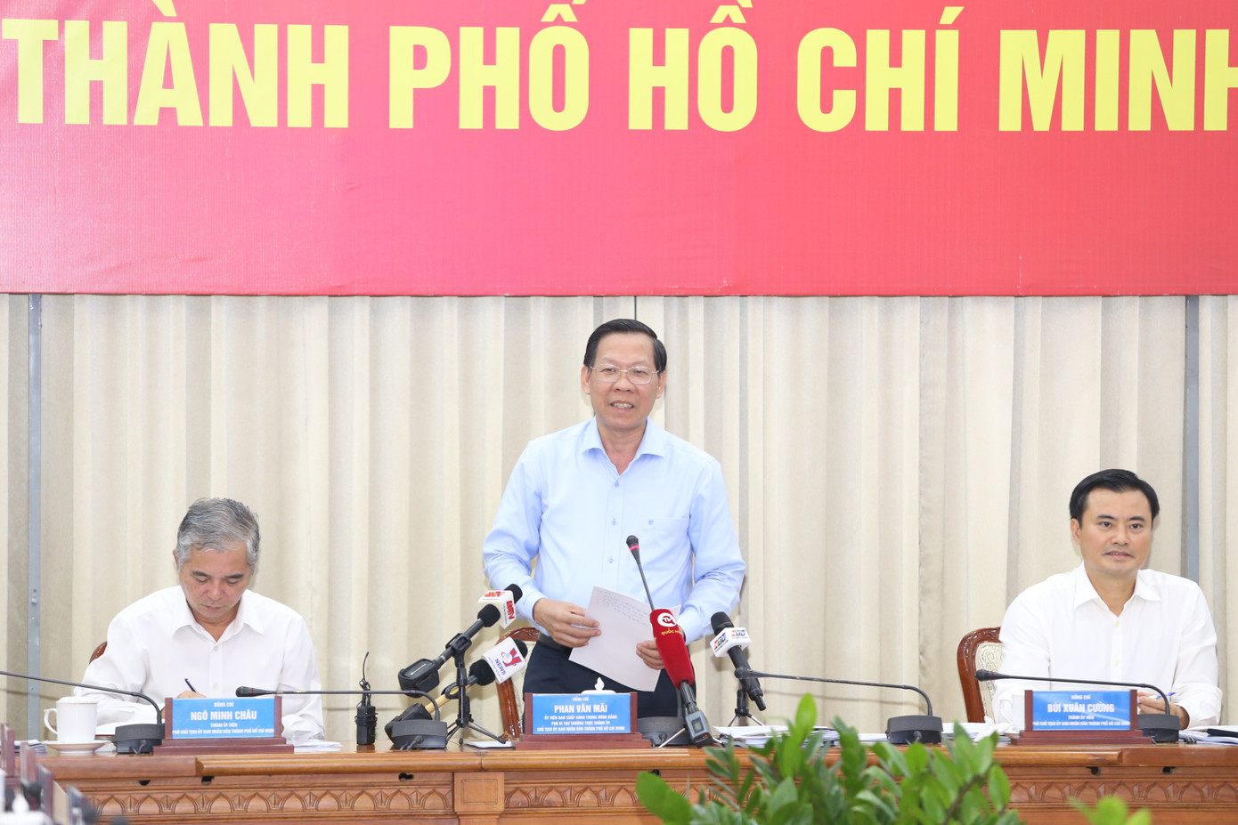 Chủ tịch UBND TPHCM Phan Văn Mãi trao đổi tại phiên họp. Ảnh: Ngô Tùng