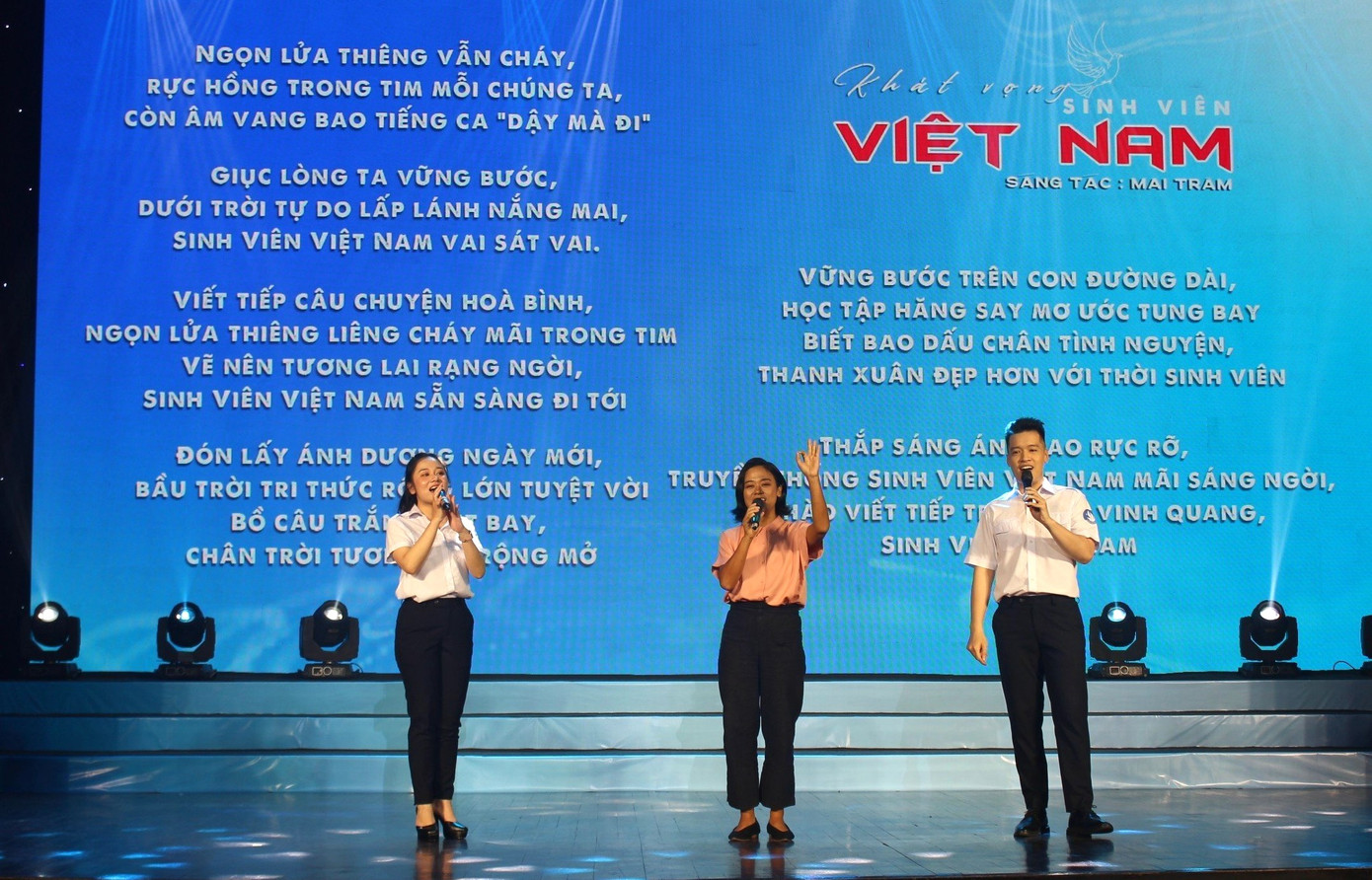 Nhạc sĩ Mai Trâm và nhóm nhạc hướng dẫn bạn trẻ hát vang các ca khúc đạt giải trong Cuộc vận động sáng tác cho Đại hội Hội SVVN lần thứ XI. Nhạc sĩ Mai Trâm và nhóm nhạc hướng dẫn bạn trẻ hát vang các ca khúc đạt giải trong Cuộc vận động sáng tác cho Đại hội Hội SVVN lần thứ XI.