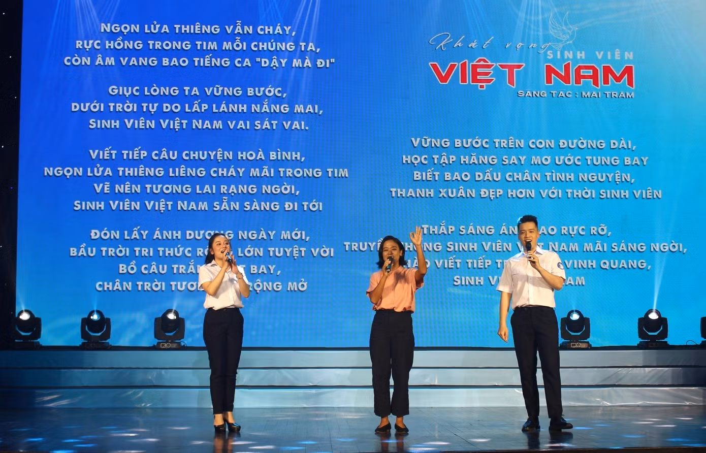 Nhạc sĩ Mai Trâm và nhóm nhạc hướng dẫn bạn trẻ hát vang các ca khúc đạt giải trong Cuộc vận động sáng tác cho Đại hội Hội SVVN lần thứ XI.