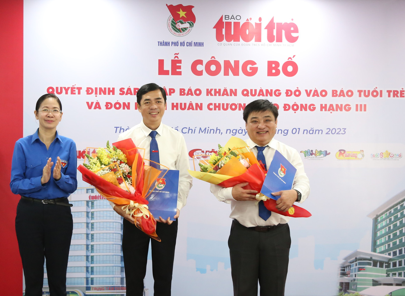Bí thư Thành Đoàn TPHCM Phan Thị Thanh Phương (bìa trái) trao quyết định về việc sáp nhập báo Khăn Quàng đỏ vào báo Tuổi Trẻ. Ảnh: Ngô Tùng Bí thư Thành Đoàn TPHCM Phan Thị Thanh Phương (bìa trái) trao quyết định về việc sáp nhập báo Khăn Quàng đỏ vào báo Tuổi Trẻ. Ảnh: Ngô Tùng