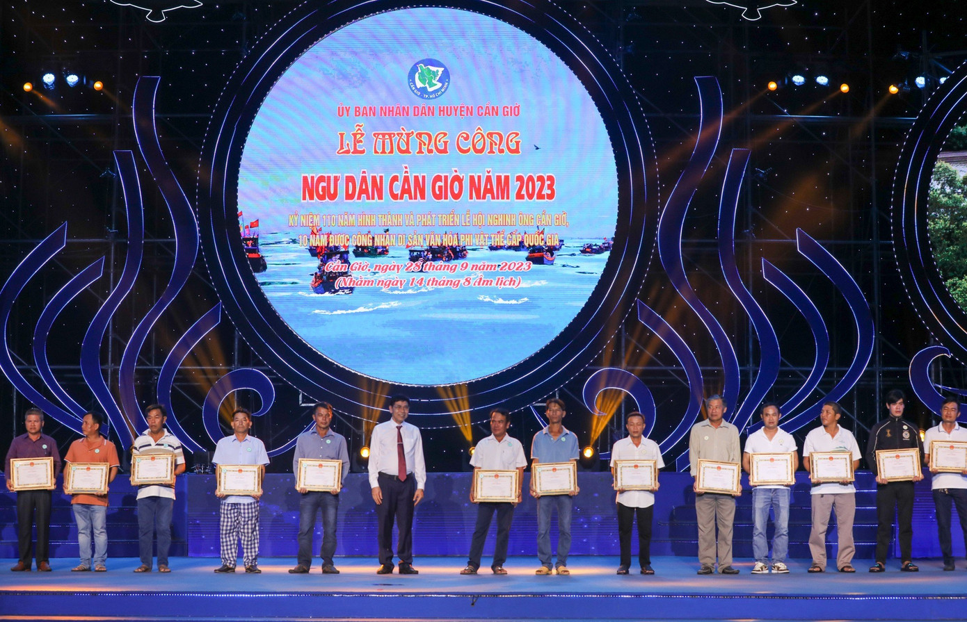 Tại buổi lễ, Bí thư Huyện uỷ Cần Giờ Lê Minh Dũng trao giấy khen vinh danh các tập thể, cá nhân có thành tích trong nuôi trồng, đánh bắt thủy sản và tôn tạo, trùng tu Lăng Ông Thủy tướng. Tại buổi lễ, Bí thư Huyện uỷ Cần Giờ Lê Minh Dũng trao giấy khen vinh danh các tập thể, cá nhân có thành tích trong nuôi trồng, đánh bắt thủy sản và tôn tạo, trùng tu Lăng Ông Thủy tướng.