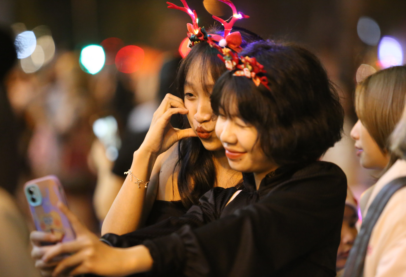 Bạn trẻ lưu lại những khoảnh khắc rực rỡ, sinh động từ tiểu cảnh đàn tuần lộc, cây thông Noel và những quả châu đầy sắc màu... Bạn trẻ lưu lại những khoảnh khắc rực rỡ, sinh động từ tiểu cảnh đàn tuần lộc, cây thông Noel và những quả châu đầy sắc màu...