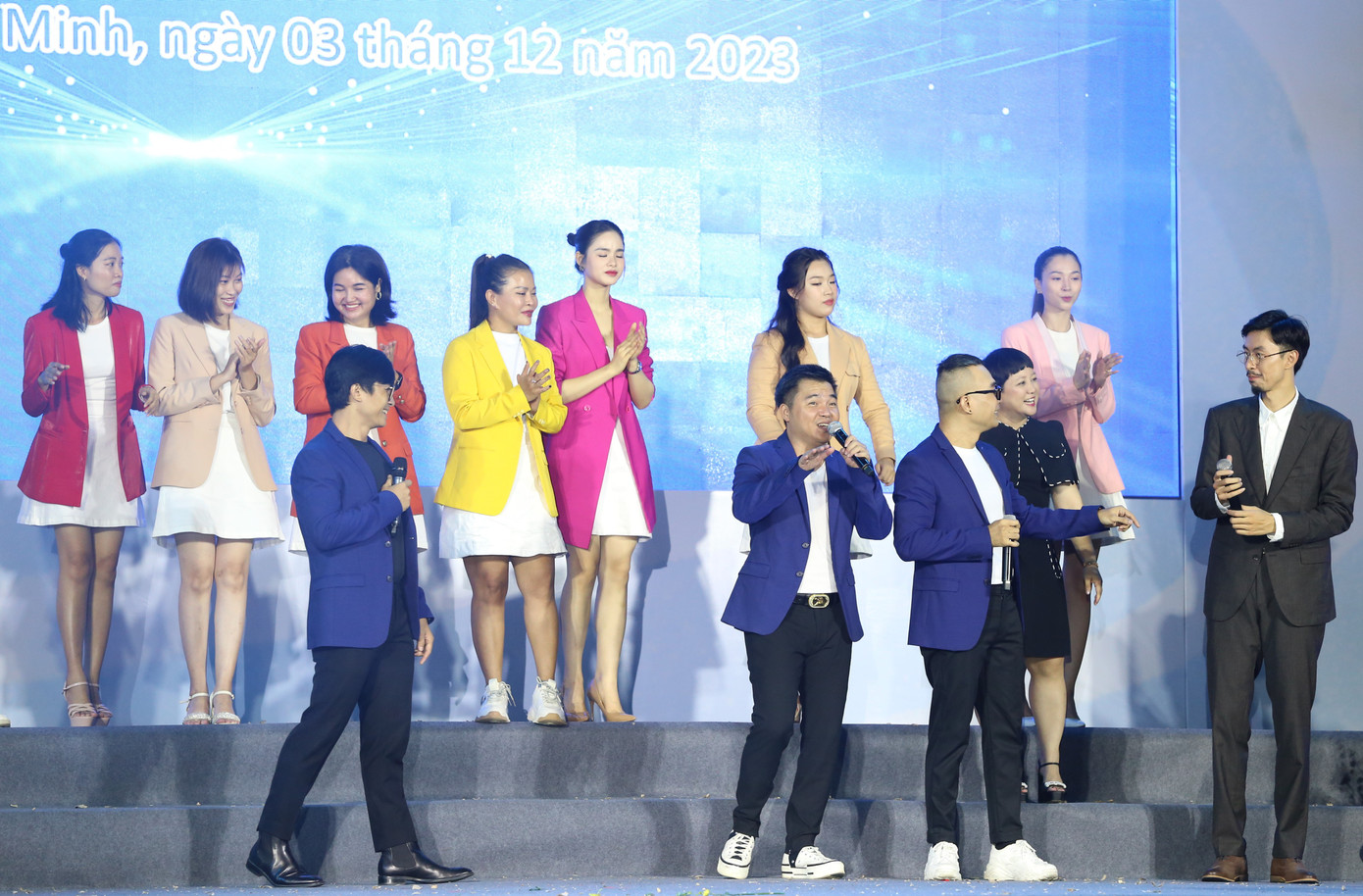 Ca sĩ Đen Vâu và các nghệ sĩ gửi tặng khán giả những ca khúc ý nghĩa. Ảnh: Ngô Tùng Ca sĩ Đen Vâu và các nghệ sĩ gửi tặng khán giả những ca khúc ý nghĩa. Ảnh: Ngô Tùng