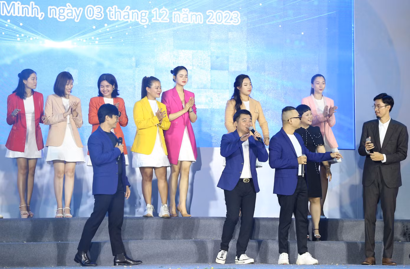 Ca sĩ Đen Vâu và các nghệ sĩ gửi tặng khán giả những ca khúc ý nghĩa. Ảnh: Ngô Tùng