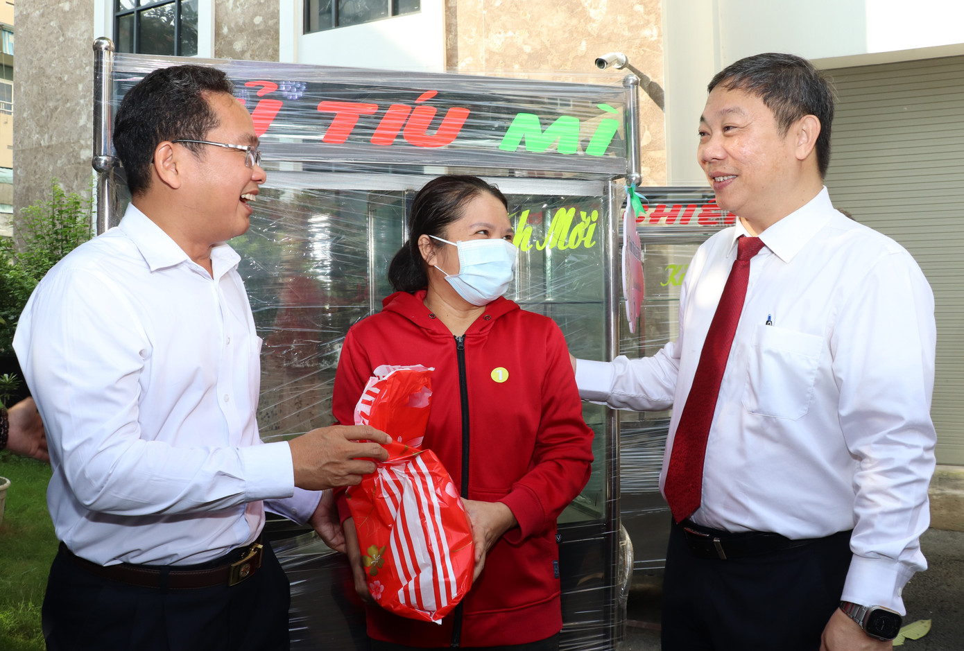 Lãnh đạo TPHCM trao sinh kế hỗ trợ người dân thành phố. Ảnh: Anh Hoàng