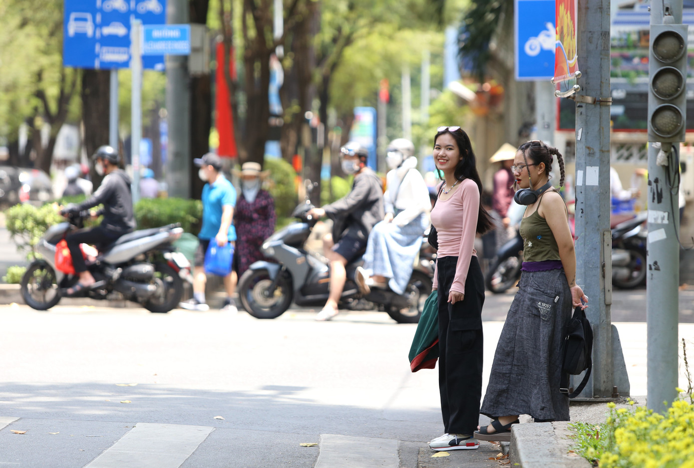 Cạnh đó, vỉa hè đường Nam Kỳ Khởi Nghĩa, Alexandre de Rhodes cũng là địa điểm thư giãn ưa thích của nhiều bạn trẻ khi vừa ngắm phố xá Sài thành vừa trò chuyện cùng nhau trong kỳ nghỉ lễ dài.