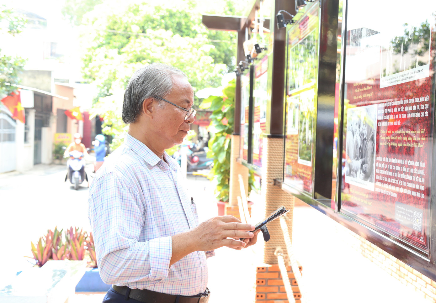 Ông Phạm Văn Dương (quê Hà Nam, ngụ khu phố 6) đọc thông tin hiển thị trên các pano trưng bày và dùng điện thoại quét mã QR để nắm thêm các tư liệu. "Công trình thể hiện sự đầu tư chỉn chu, tâm huyết của đội ngũ những người thực hiện cả về hình thức lẫn nội dung. Đối với người dân, đây như một tòa nhà kiến thức để tìm hiểu, học tập theo cuộc đời hoạt động của Bác Hồ", ông Dương bày tỏ.