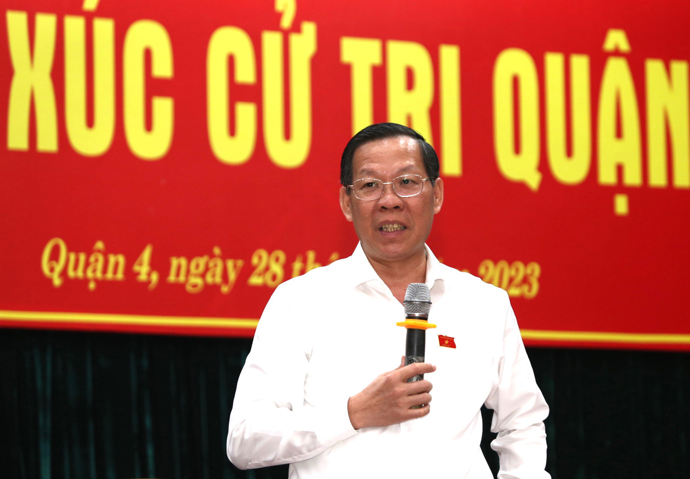 Chủ tịch UBND TPHCM Phan Văn Mãi trao đổi với cử tri quận 4. Chủ tịch UBND TPHCM Phan Văn Mãi trao đổi với cử tri quận 4.