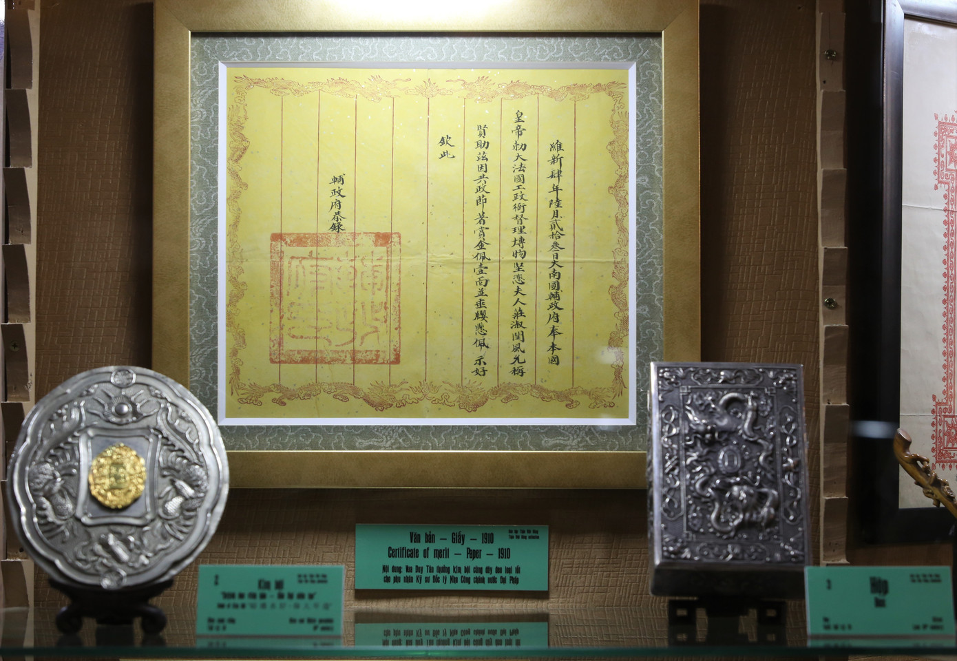 Văn bản sắc phong thông tin việc vua Duy Tân thưởng kim bội cùng dây đeo loại tốt cho phu nhân kỹ sư Đốc lý Nha Công chánh nước Đại Pháp.