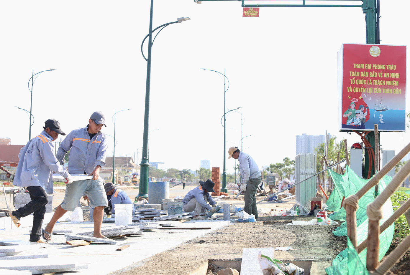 Cùng với cánh đồng hoa hướng dương, trên "đại công trường" cải tạo bờ sông Sài Gòn còn 12 hạng mục khác đang được hàng trăm nhân công tất bật triển khai thi công, có thể kể tên như: khuôn viên sinh hoạt cộng đồng, sân sinh hoạt cộng đồng đa năng, cầu tàu, chuỗi bè nổi thủy sinh, công viên đá, đài phun nước, cầu đi bộ...