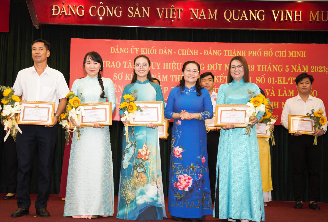 Chủ tịch HĐND TPHCM Nguyễn Thị Lệ trao thưởng cho các tác giả đạt thành tích cao cuộc thi viết về công tác phòng, chống dịch COVID-19. Ảnh: Ngô Tùng. Chủ tịch HĐND TPHCM Nguyễn Thị Lệ trao thưởng cho các tác giả đạt thành tích cao cuộc thi viết về công tác phòng, chống dịch COVID-19. Ảnh: Ngô Tùng.