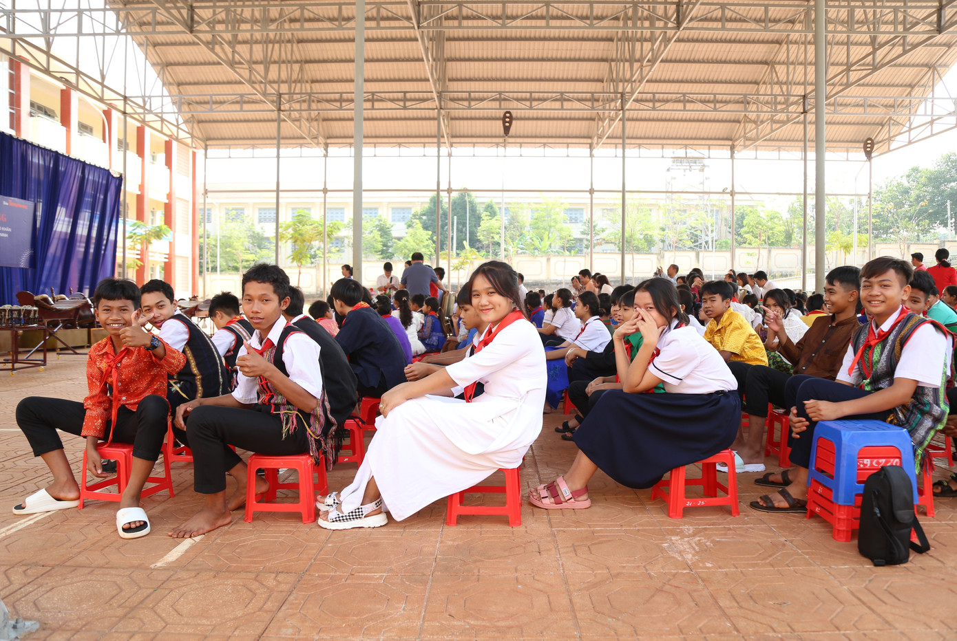 Các em học sinh vùng biên Lộc Ninh phấn khởi đón nhận niềm vui ngày cuối tuần.