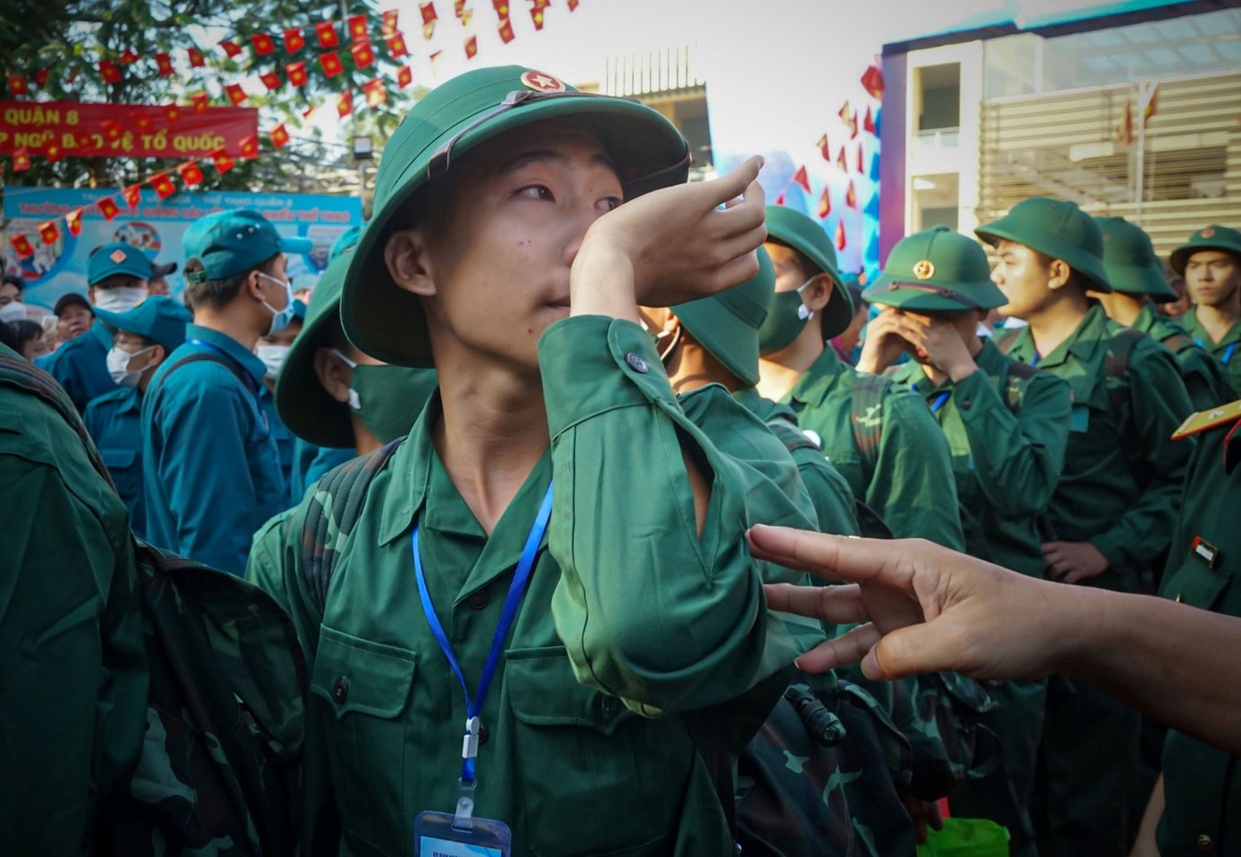 Các chàng trai cũng không khỏi bùi ngùi, xúc cảm trong giờ phút chia tay người thân.