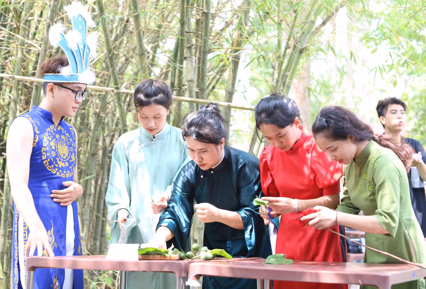 Ngoài ra, các "hậu duệ" Sơn Tinh - Thủy Tinh còn thể hiện sự khéo tay, hiểu biết của mình với màn têm trầu, một hoạt động gắn chặt đời sống văn hóa của ông cha ta. Ngoài ra, các "hậu duệ" Sơn Tinh - Thủy Tinh còn thể hiện sự khéo tay, hiểu biết của mình với màn têm trầu, một hoạt động gắn chặt đời sống văn hóa của ông cha ta.