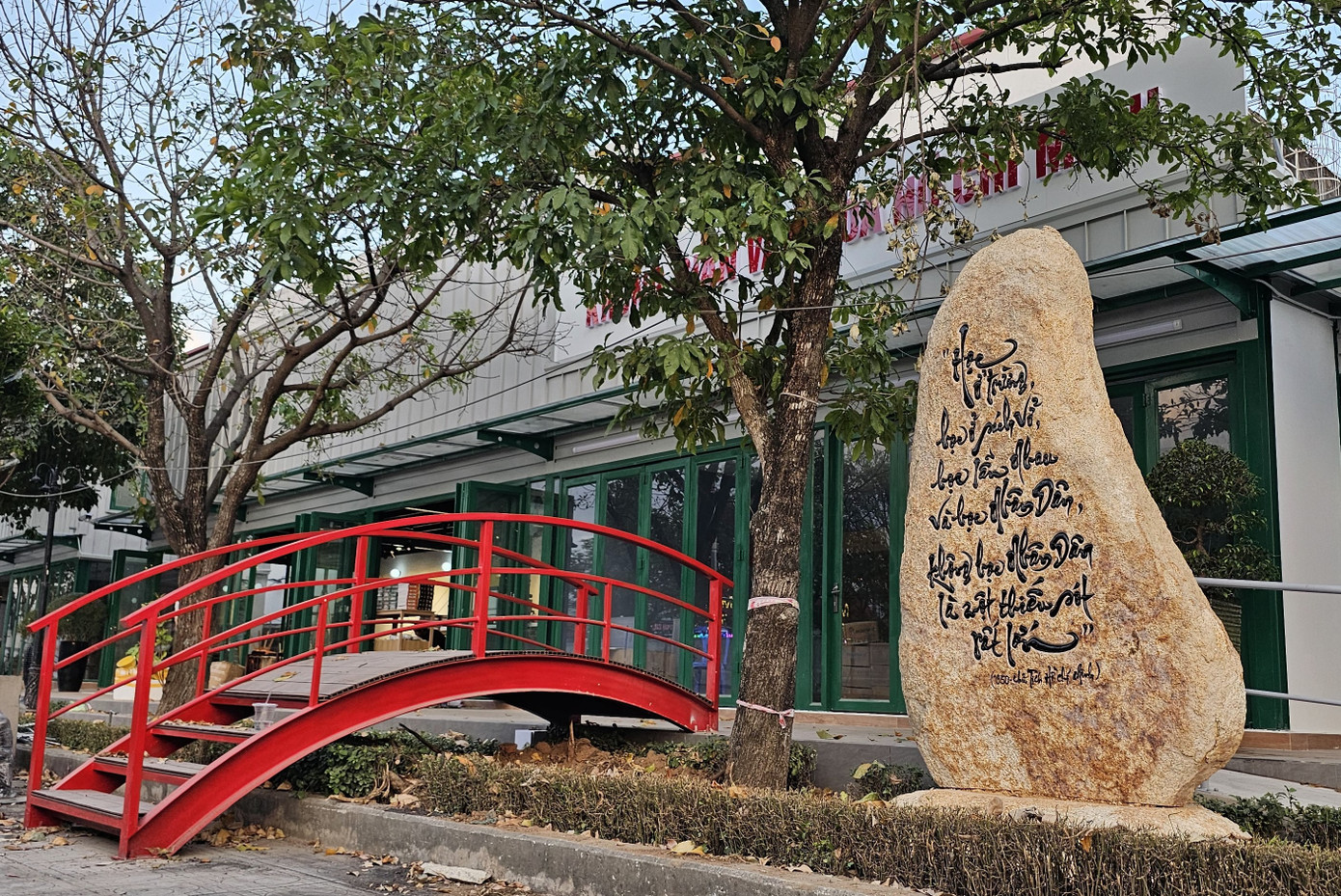 Ngoài các cầu cạn được sắp đặt để độc giả, người dân đi lại thuận tiện, Đường sách TP Thủ Đức cũng bố trí mascot hoa hướng dương - biểu tượng thân thiện của thành phố phía Đông này. Cùng với đó, nơi đây còn đặt hai phiến đá khắc câu nói của Chủ tịch Hồ Chí Minh về văn hóa đọc và tiểu sử Bà mẹ Việt Nam Anh hùng Hồ Thị Tư, góp phần tạo điểm nhấn cho không gian chung của đường sách.