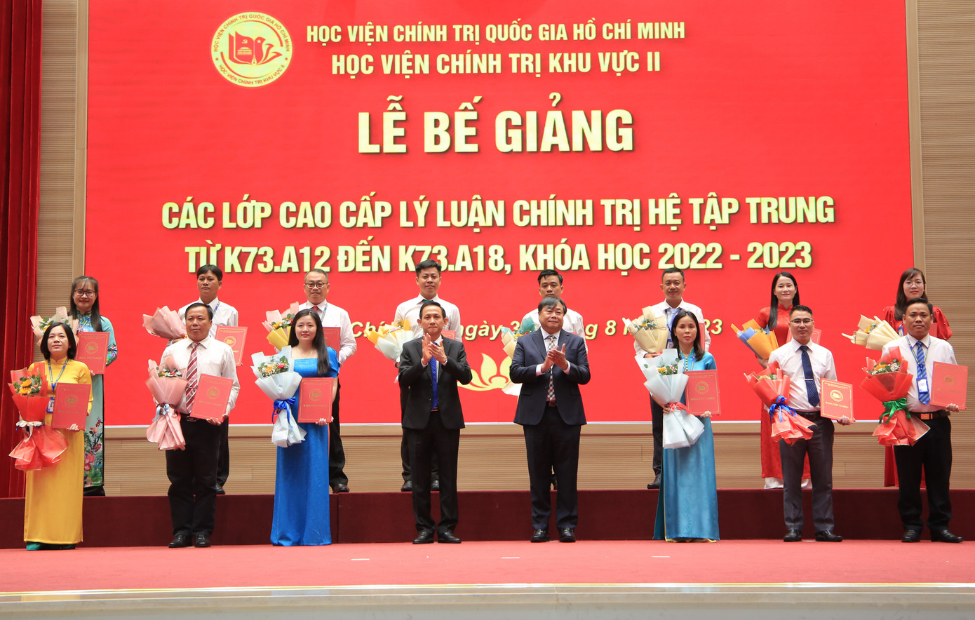 Giám đốc Học viện Chính trị khu vực II Nguyễn Quốc Dũng trao bằng tốt nghiệp cho các học viên. Giám đốc Học viện Chính trị khu vực II Nguyễn Quốc Dũng trao bằng tốt nghiệp cho các học viên.