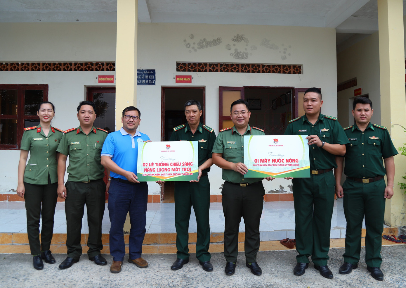 Đoàn Công an TPHCM trao tặng máy nước nóng và hệ thống đèn năng lượng mặt trời cho Trạm kiểm soát Biên phòng Thạnh An. Ảnh: Như Việt