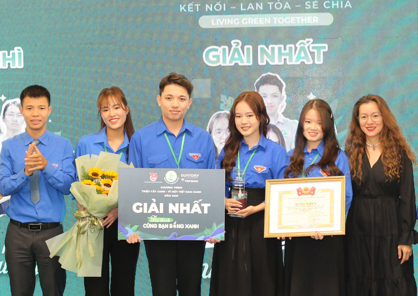 Trao giải thưởng chung cuộc cho các đội thi tham dự thử thách "Cùng bạn sống xanh". Trao giải thưởng chung cuộc cho các đội thi tham dự thử thách "Cùng bạn sống xanh".