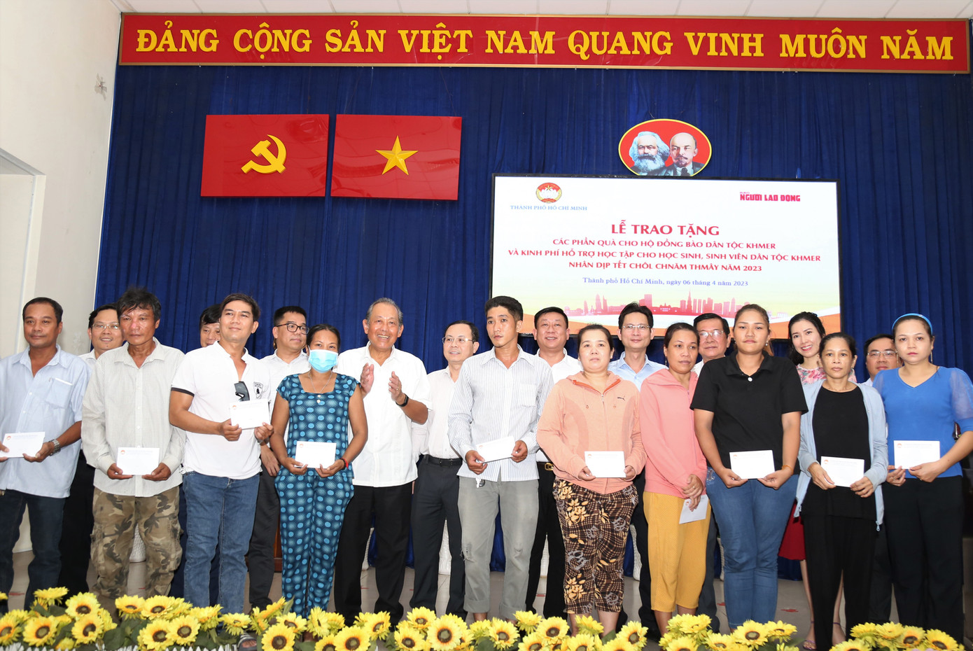 Gần 400 phần quà và học bổng được trao nhân dịp Tết cổ truyền của đồng bào Khmer.