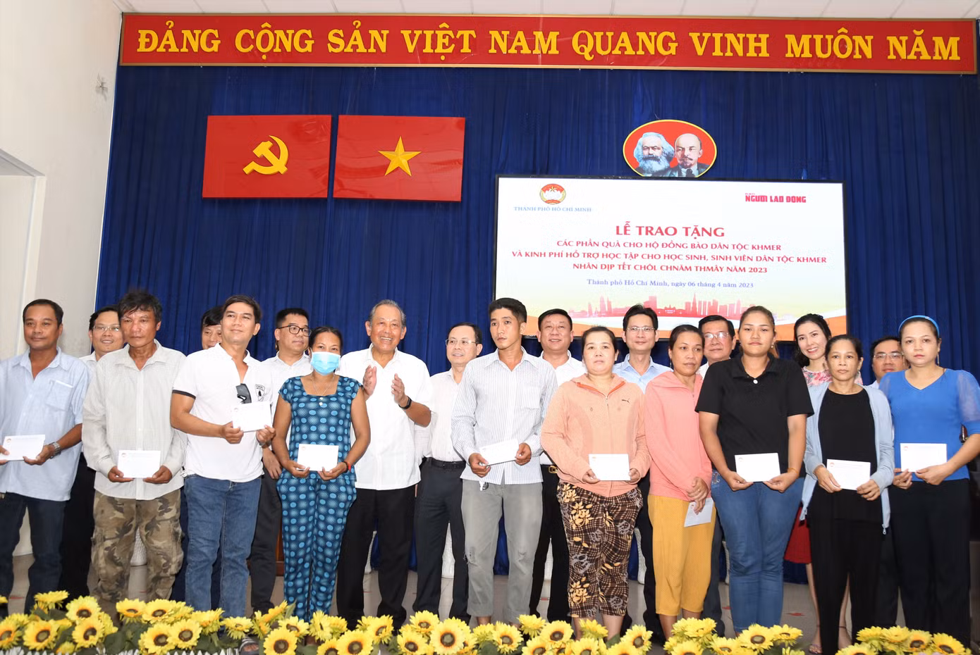 Gần 400 phần quà và học bổng được trao nhân dịp Tết cổ truyền của đồng bào Khmer.