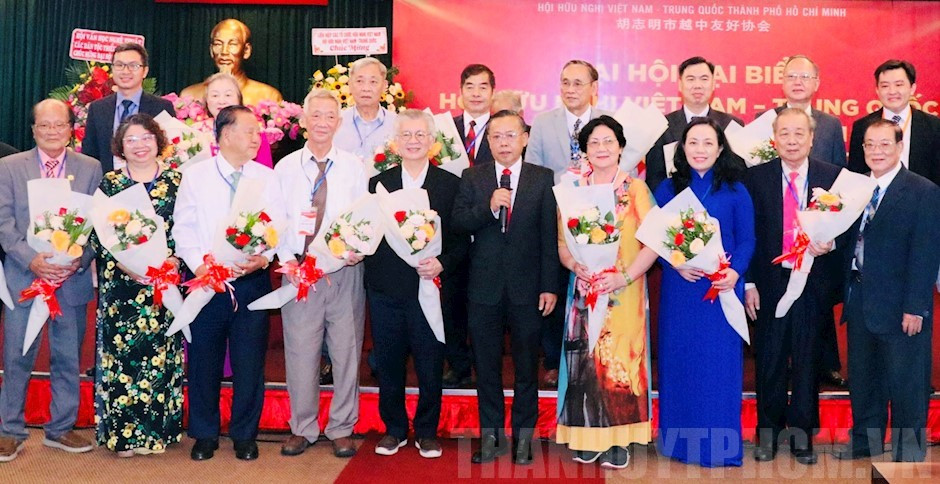 Tập thể Ban Chấp hành Hội Hữu nghị Việt Nam - Trung Quốc TPHCM nhiệm kỳ 2023 - 2028 ra mắt. Ảnh: Thành uỷ TPHCM