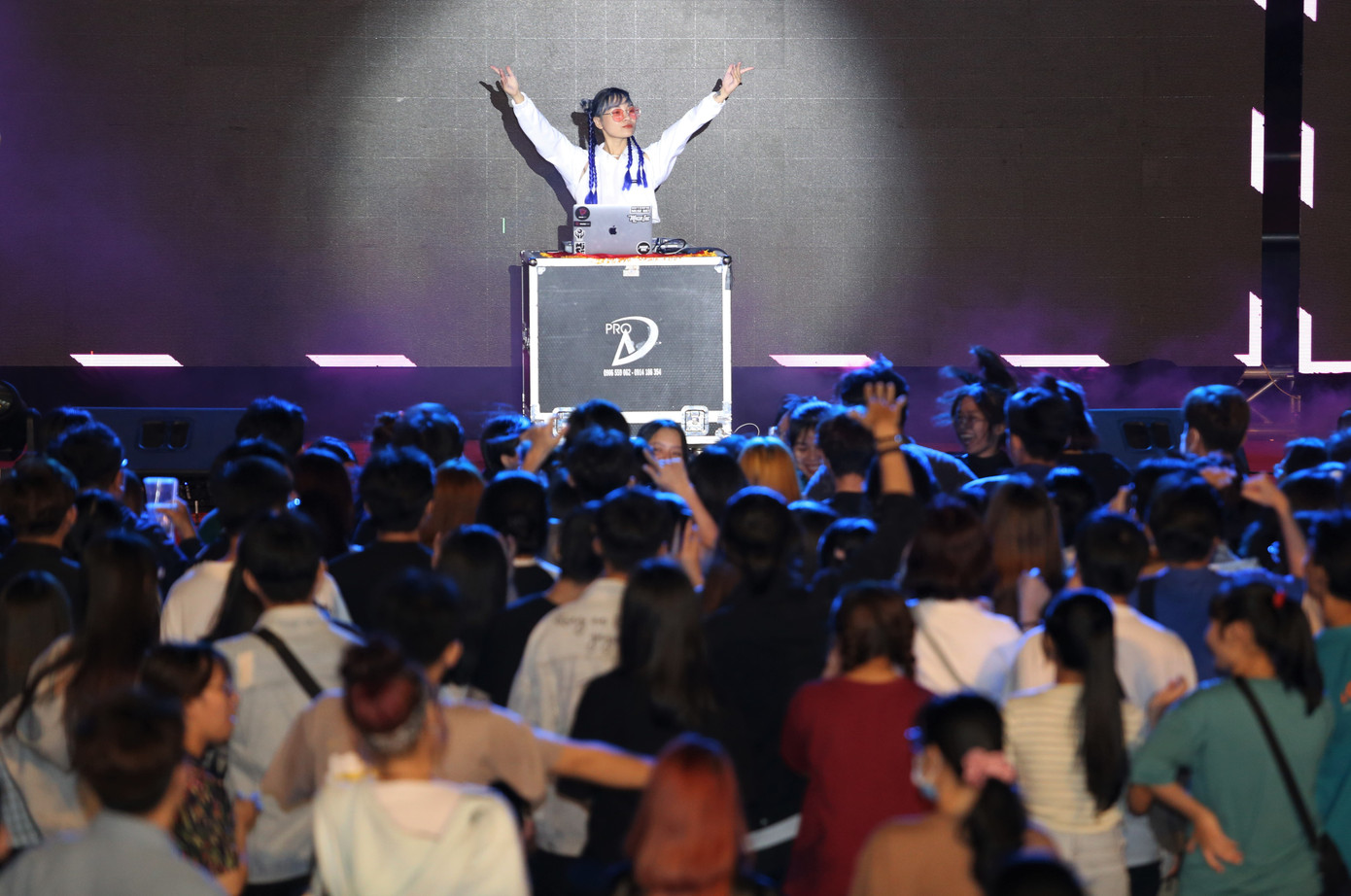 Bạn trẻ hòa mình vào không khí sôi động với phần trình diễn của DJ Bara. Bạn trẻ hòa mình vào không khí sôi động với phần trình diễn của DJ Bara.