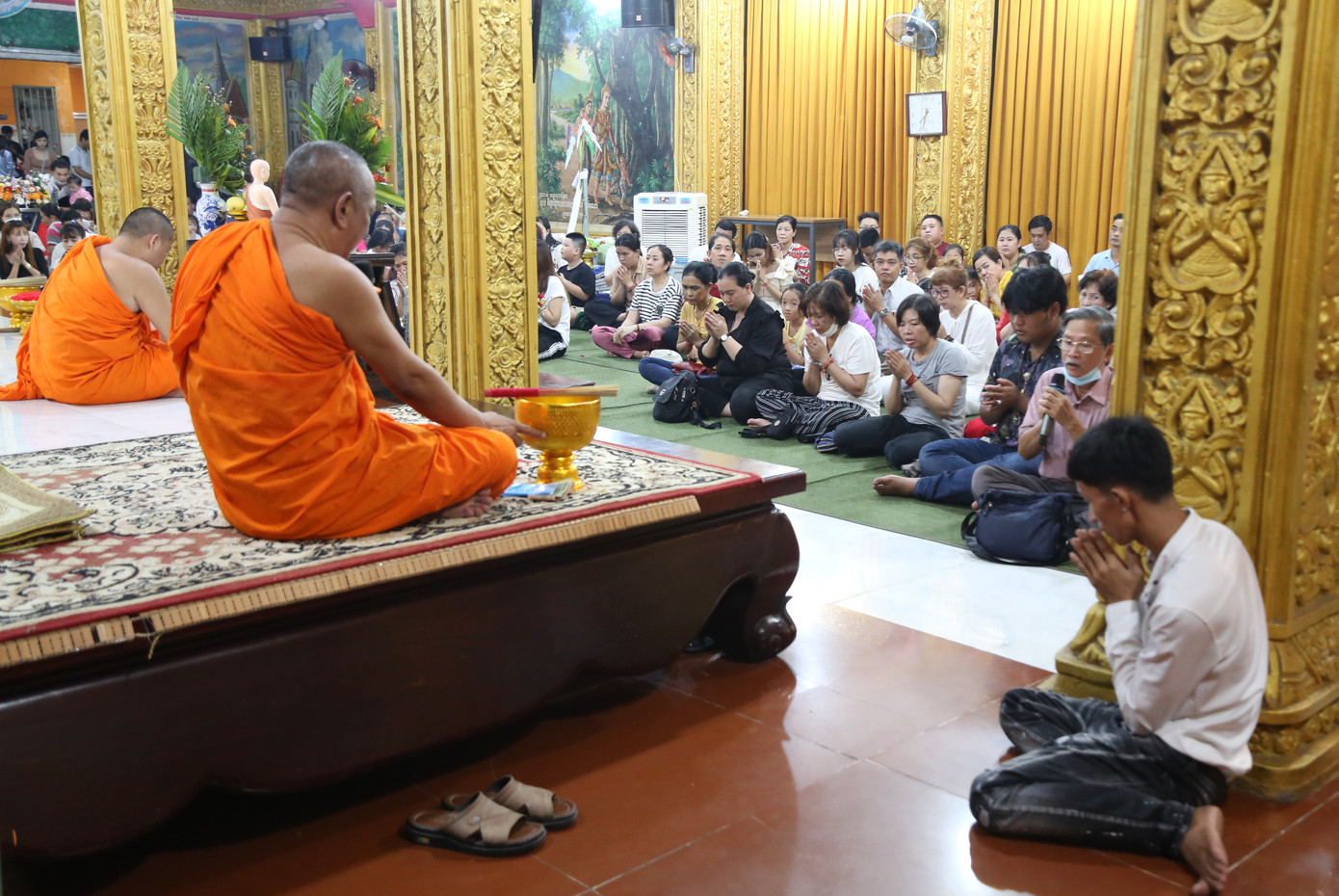 Bà con Khmer tập trung nơi chánh điện nghe Hòa thượng trụ trì truyền giảng những truyền thống, đạo lý tốt đẹp và cùng cầu nguyện những điều tốt đẹp, may mắn trong năm mới.