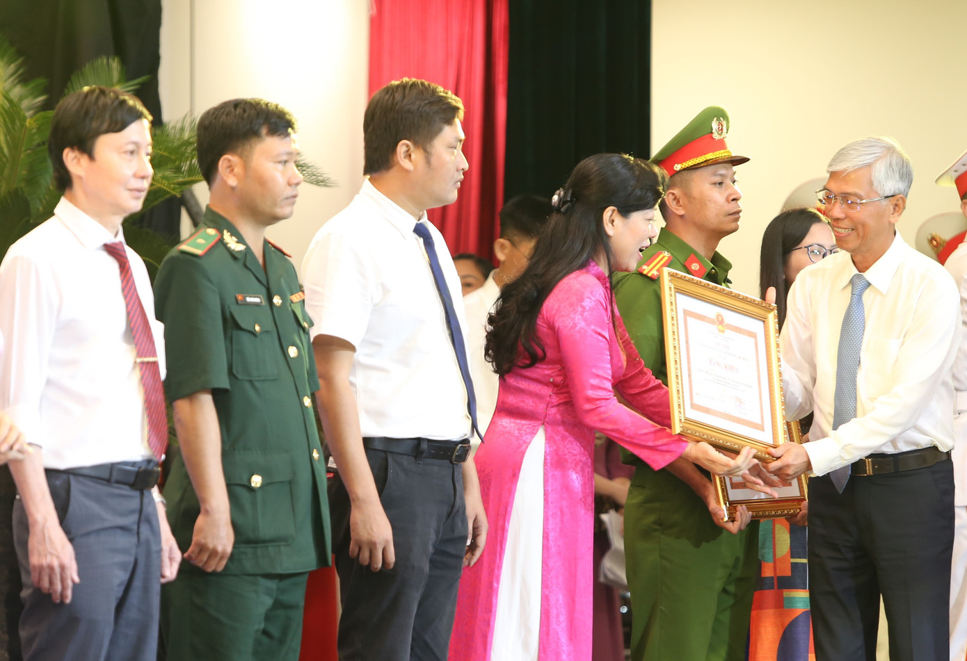 Phó Chủ tịch UBND TPHCM Võ Văn Hoan trao bằng khen tuyên dương các gương điển hình tiên tiến. Phó Chủ tịch UBND TPHCM Võ Văn Hoan trao bằng khen tuyên dương các gương điển hình tiên tiến.