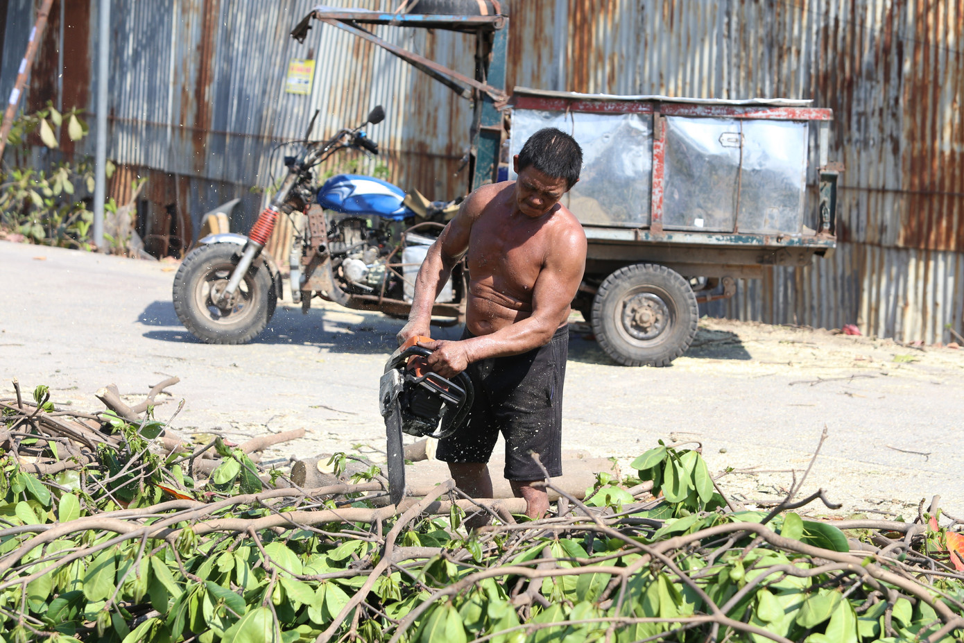 Dù nắng rát mặt, một số người vẫn không quen đeo khẩu trang để tránh sự ngột ngạt. Dù nắng rát mặt, một số người vẫn không quen đeo khẩu trang để tránh sự ngột ngạt.