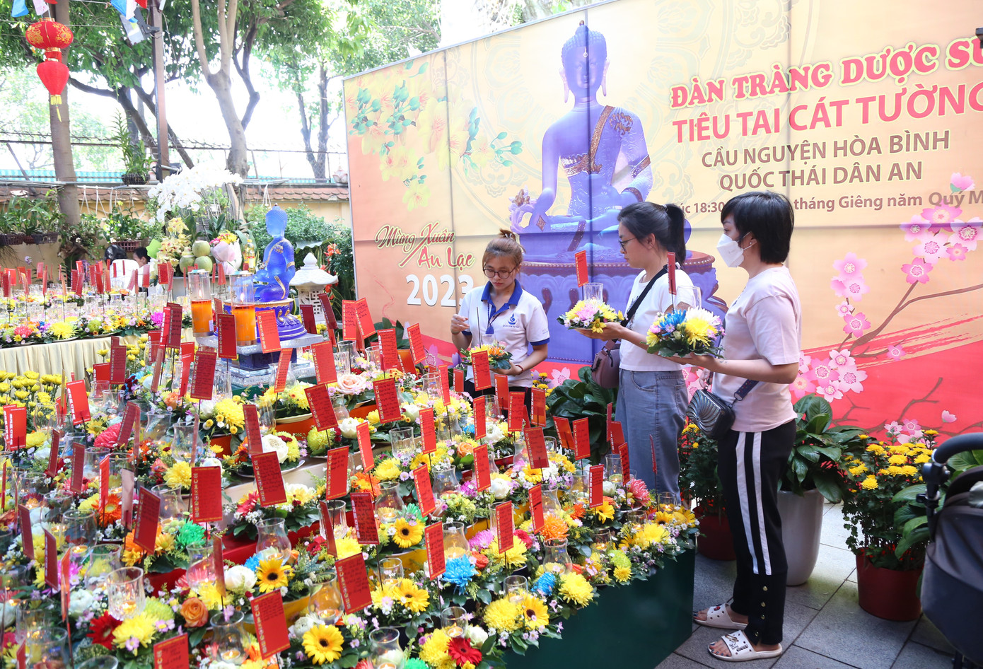 Bà con đăng ký cầu an. Dịp này, nhà chùa tổ chức Đàn tràng dược sư cầu nguyện hòa bình, quốc thái dân an vào tối ngày rằm tháng Giêng.