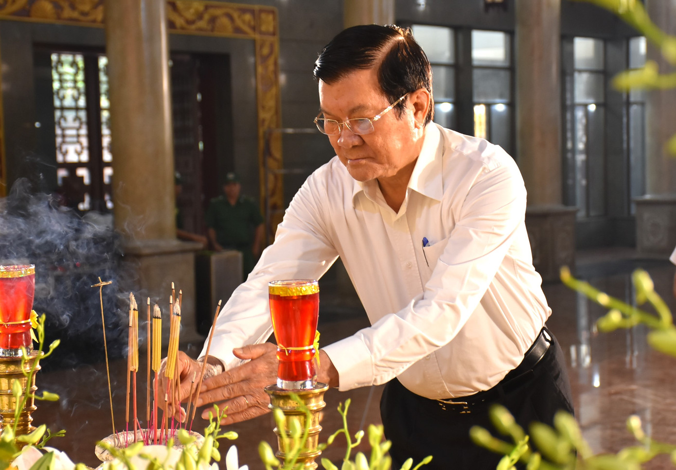 Nguyên Chủ tịch nước Trương Tấn Sang đến viếng GS Trần Hồng Quân. Nguyên Chủ tịch nước Trương Tấn Sang đến viếng GS Trần Hồng Quân.