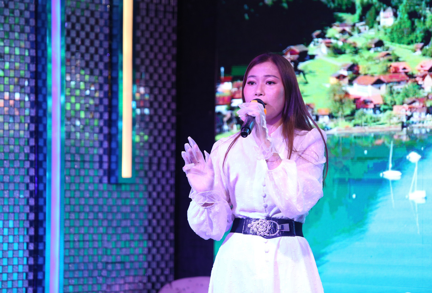 Năm ngoái, chị có kết nối trên mạng với nhạc sĩ Hồng Xương Long và được ông tặng một bài hát mới. "Tôi chỉ hát mấy câu và gửi cho nhạc sĩ nghe thì được khen hát tốt và ông hữu duyên tặng bài này để thu", chị cho hay và đây cũng là động lực để chị tiếp bước con đường âm nhạc nhiều duyên nợ. Thời gian qua, cùng với việc rèn luyện, đi hát phòng trà, chị cũng đã lập kênh YouTube cá nhân để lan tỏa lời ca tiếng hát đầy sâu lắng đến với nhiều khán giả. Những bài hát trên mạng chị cũng được yêu thích và trở thành nguồn cảm hứng với nhiều người.