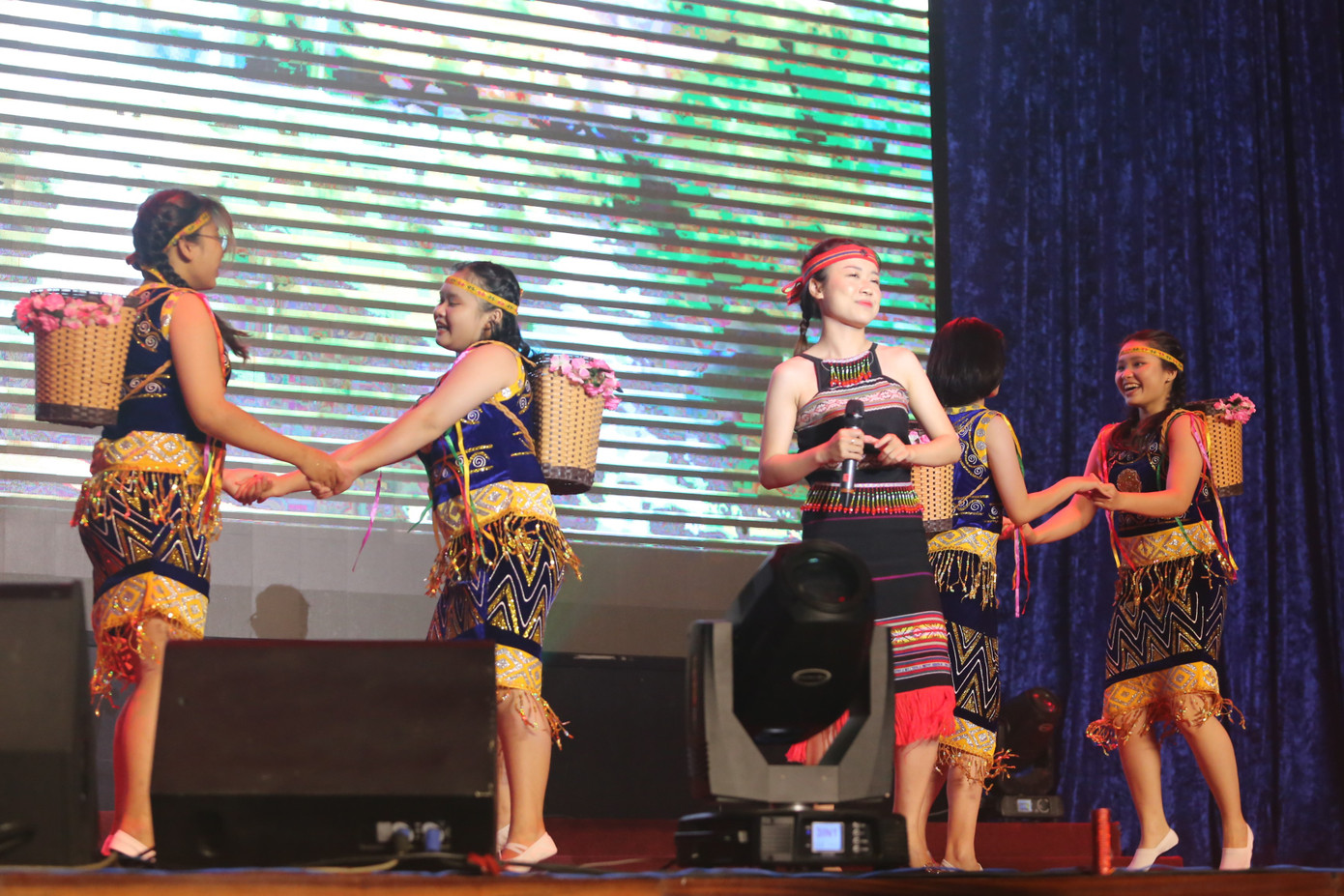 Trong đó, có 1 tiết mục là tiết mục có số điểm bình chọn cao nhất và 9 tiết mục được xét chọn từ Hội đồng giám khảo của chương trình.