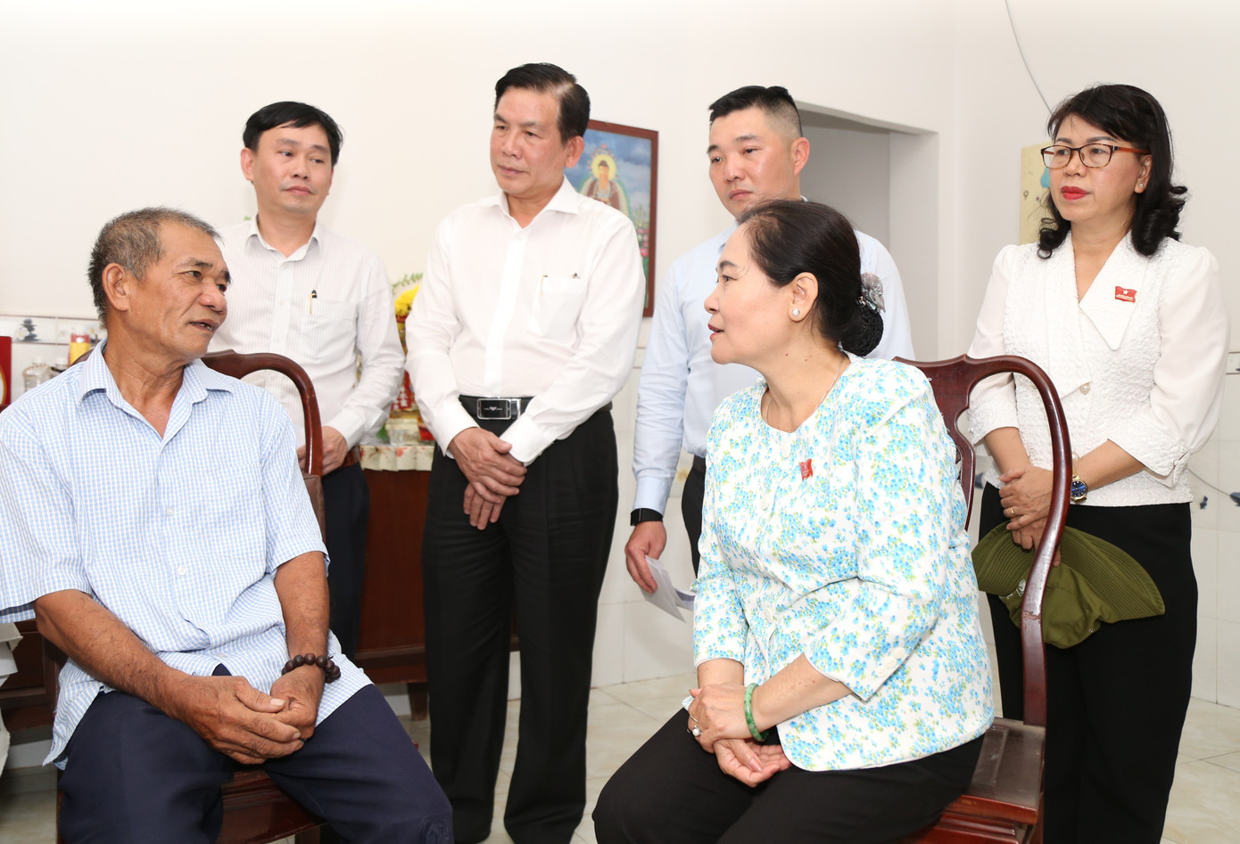 Chủ tịch HĐND TPHCM Nguyễn Thị Lệ thăm hỏi, trao quà cho một hộ dân có đất bị thu hồi phục vụ dự án Vành đai 3 trên địa bàn phường Long Bình, TP. Thủ Đức. Chủ tịch HĐND TPHCM Nguyễn Thị Lệ thăm hỏi, trao quà cho một hộ dân có đất bị thu hồi phục vụ dự án Vành đai 3 trên địa bàn phường Long Bình, TP. Thủ Đức.