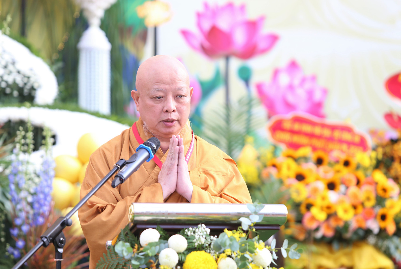 Thay mặt Hội đồng trị sự GHPGVN, Hòa thượng Thích Lệ Trang - Trưởng ban Trị sự GHPGVN TPHCM, tuyên đọc diễn văn Đại lễ Phật đản 2567 - Dương lịch 2023 của Hòa thượng Chủ tịch.