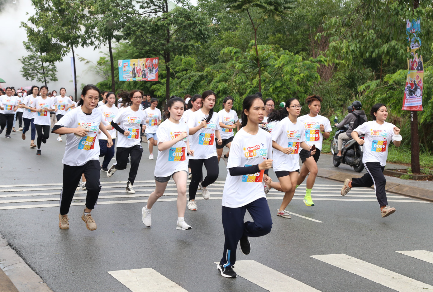 Một trong những hoạt động sôi nổi được nhiều bạn trẻ tham gia là nội dung thi chạy bộ ngay trong khuôn viên ký túc xá. Cuộc thi thu hút đông đảo nam, nữ tranh tài ở hai bảng đấu tương ứng, với cùng cự ly 2km.