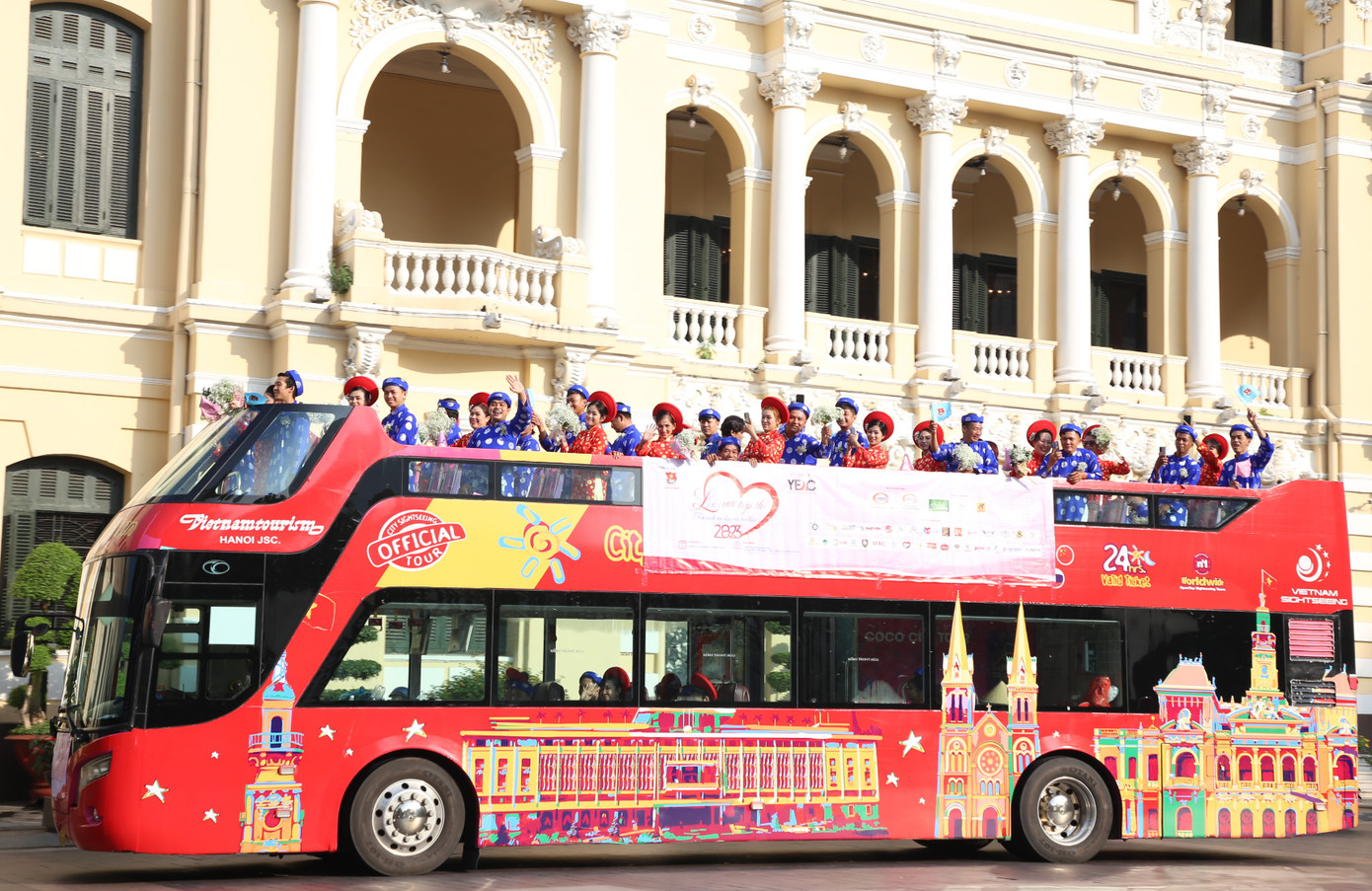 Trong khuôn khổ lễ cưới, các cặp đôi di chuyển đến trung tâm tiệc cưới trên xe buýt hai tầng. Ảnh: Ngô Tùng